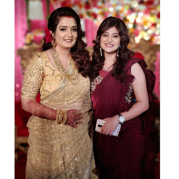 *ত্বরিতার প্রাণের বন্ধু সন্দীপ্তা একেবারে ট্রেন্ডি লুকে। মেরুন রাফালে শাড়ি পড়েছিলেন, সঙ্গে প্রিন্টেড স্লিভলেস ব্লাউজ। সন্দীপ্তা ছাড়াও জুটির রিসেপশনে উপস্থিত ছিলেন অভিনেত্রী স্বাগতা মুখোপাধ্যায়। ছবি: ইনস্টাগ্রাম।