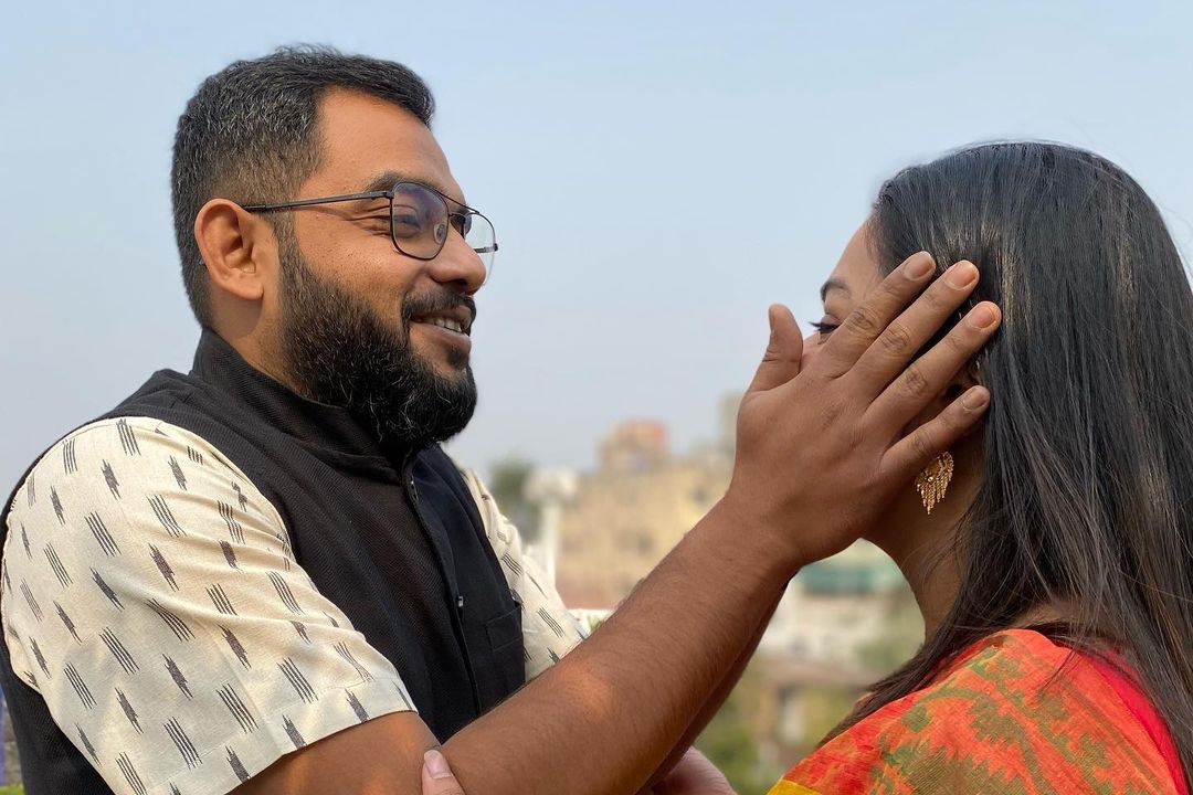 *গায়ে হলুদে ইমন পরবেন সাদা কেরল কটন। সঙ্গে থাকবে মানানসই ব্লাউজ। কনের সঙ্গে পাল্লা দিয়ে বর পরবেন সাদা এবং হলুদ মেশানো লিনেনের কুর্তা-কেরল ধুতি। ছবি: ইনস্টাগ্রাম। *গায়ে হলুদে ইমন পরবেন সাদা কেরল কটন। সঙ্গে থাকবে মানানসই ব্লাউজ। কনের সঙ্গে পাল্লা দিয়ে বর পরবেন সাদা এবং হলুদ মেশানো লিনেনের কুর্তা-কেরল ধুতি। ছবি: ইনস্টাগ্রাম।