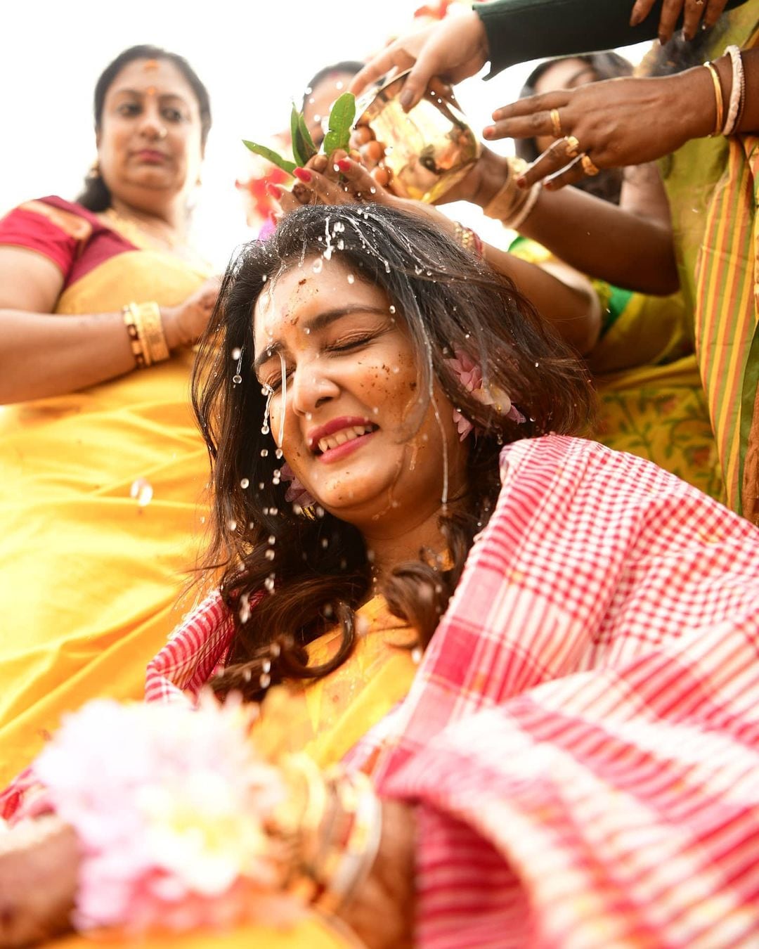 *বিয়ের পরে ঘুরতে যাওয়ার প্ল্যান রয়েছে। তবে তার আগেই কাজে ফিরেছেন ত্বরিতা। শুটিং শুরু হে গিয়েছে তাঁর। ফলে ছুটি ম্যানেজ করে তবেই যেতে হবে বেড়াতে। আর সেটা অবশ্যই হবে পাহাড়। আর বছরের শেষে বিদেশে লম্বা হানিমুনে যাবেন দু'জন, তা নিউজ ১৮ বাংলাকে আগেই জানিয়েছিলেন ত্বরিতা। ছবি: ইনস্টাগ্রাম। *বিয়ের পরে ঘুরতে যাওয়ার প্ল্যান রয়েছে। তবে তার আগেই কাজে ফিরেছেন ত্বরিতা। শুটিং শুরু হে গিয়েছে তাঁর। ফলে ছুটি ম্যানেজ করে তবেই যেতে হবে বেড়াতে। আর সেটা অবশ্যই হবে পাহাড়। আর বছরের শেষে বিদেশে লম্বা হানিমুনে যাবেন দু'জন, তা নিউজ ১৮ বাংলাকে আগেই জানিয়েছিলেন ত্বরিতা। ছবি: ইনস্টাগ্রাম।