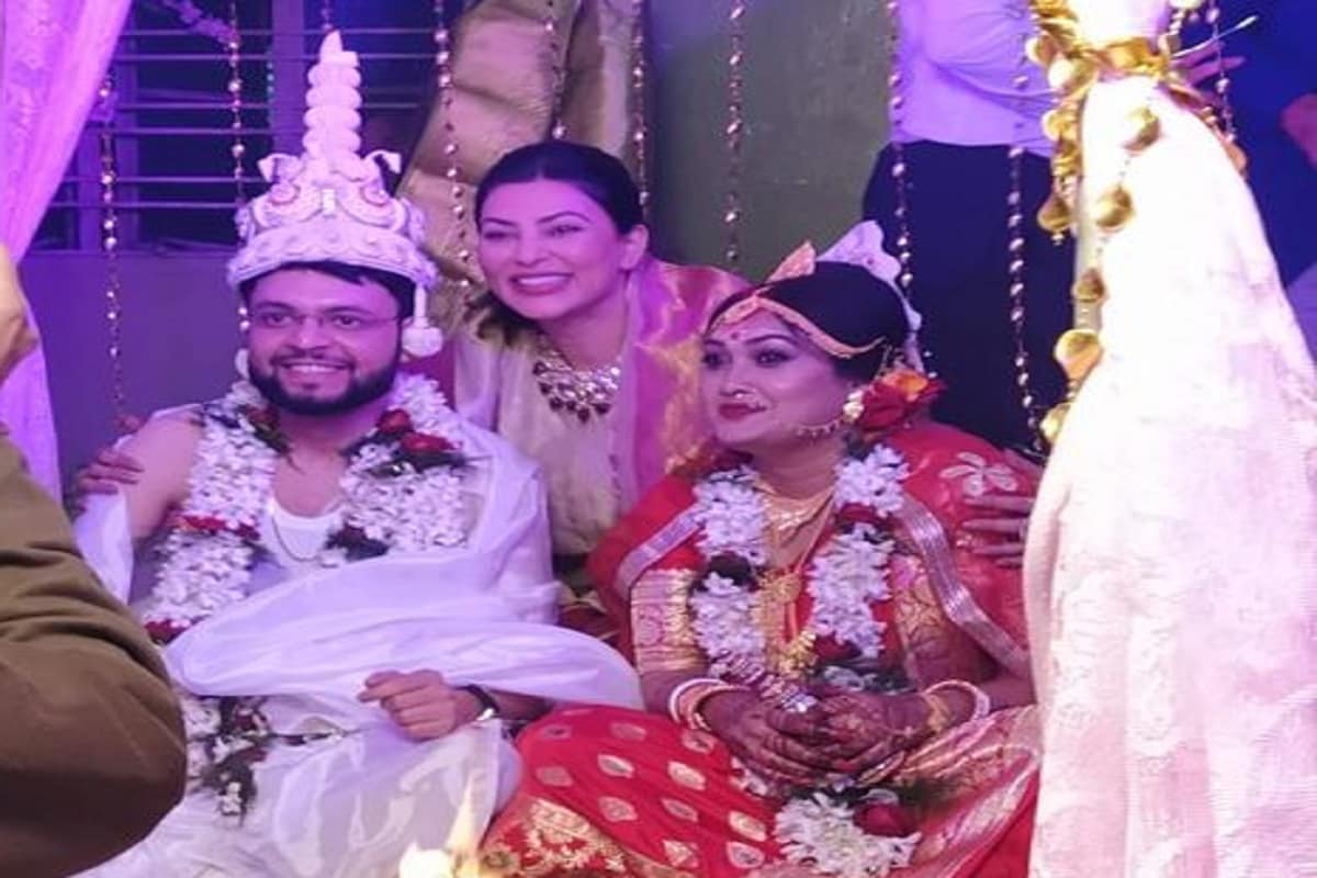 • বোনের বিয়ে । সুদূর মুম্বইতে বসে কী আর মন টেঁকে? বিয়ের বাড়ির আনন্দ একেবারে সশরীরে উপস্থিত থেকে চেটেপুটে উপভোগ করতে কলকাতায় এলেন প্রাক্তন বিশ্ব সুন্দরী সুস্মিতা সেন। • বোনের বিয়ে । সুদূর মুম্বইতে বসে কী আর মন টেঁকে? বিয়ের বাড়ির আনন্দ একেবারে সশরীরে উপস্থিত থেকে চেটেপুটে উপভোগ করতে কলকাতায় এলেন প্রাক্তন বিশ্ব সুন্দরী সুস্মিতা সেন।