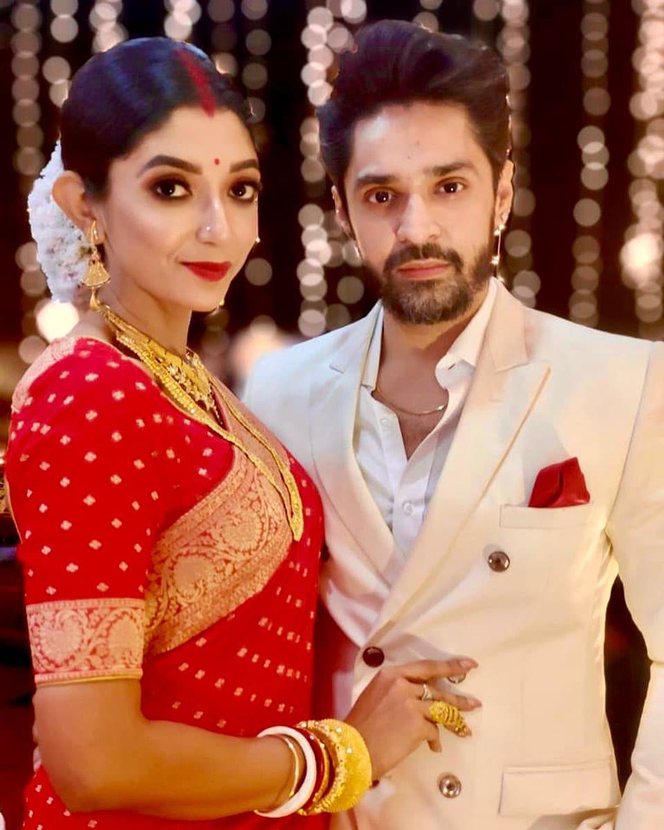*দেওরের বিয়ে বলে কথা। বৌদি তাক লাগানো সাজুগুজু করবেন না তা আবার হয় নাকি? ঠিক সেই কথা মাথায় রেখেই লাল বেনারসীতে সেজেছিলেন অভিনেত্রী দেবলীনা কুমার। পাশে হালকা গোল্ডেন স্যুটে হ্যান্ডসাম গৌরব। ছবি: ইনস্টাগ্রাম। *দেওরের বিয়ে বলে কথা। বৌদি তাক লাগানো সাজুগুজু করবেন না তা আবার হয় নাকি? ঠিক সেই কথা মাথায় রেখেই লাল বেনারসীতে সেজেছিলেন অভিনেত্রী দেবলীনা কুমার। পাশে হালকা গোল্ডেন স্যুটে হ্যান্ডসাম গৌরব। ছবি: ইনস্টাগ্রাম।