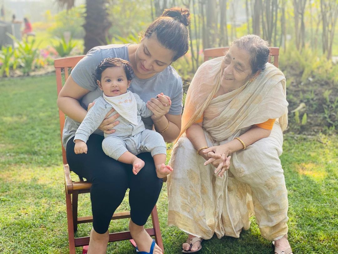 *আর ঠাম্মার সঙ্গে কেমিস্ট্রি তো নায়ক-নায়িকাকেও হার মানাবে। সকালে উঠেই তার ছবি-সহ প্রমাণ দিয়েছেন ইউভানের বাবা পরিচালক রাজ চক্রবর্তী। ছবি-ইনস্টাগ্রাম। *আর ঠাম্মার সঙ্গে কেমিস্ট্রি তো নায়ক-নায়িকাকেও হার মানাবে। সকালে উঠেই তার ছবি-সহ প্রমাণ দিয়েছেন ইউভানের বাবা পরিচালক রাজ চক্রবর্তী। ছবি-ইনস্টাগ্রাম।