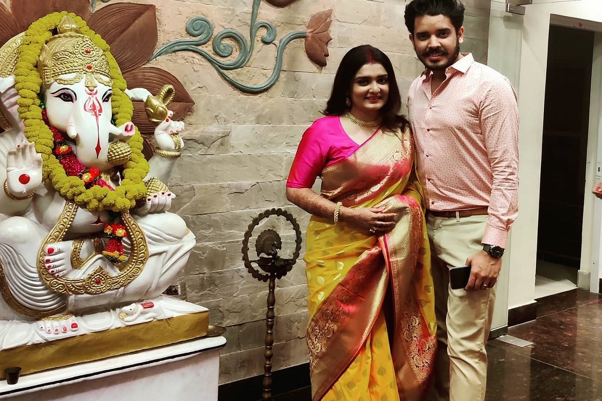 •১৫ জানুয়ারি সাত পাকে বাঁধা পড়েছেন টলিউডের জনপ্রিয় জুটি ত্বরিতা চট্টোপাধ্যায় এবং সৌরভ বন্দ্যোপাধ্যায়। তিন বছরের প্রেম পরিণতি পেয়েছে। তিনি উত্তম কুমারের ভাই তরুণ কুমারের নাতি। বিয়ের পরপরই এক বন্ধুর বিয়েতে এক মাথা সিঁদুর নিয়ে হাজির ত্বরিতা। সঙ্গে অবশ্যেই ছিলেন স্বামী সৌরভ। •১৫ জানুয়ারি সাত পাকে বাঁধা পড়েছেন টলিউডের জনপ্রিয় জুটি ত্বরিতা চট্টোপাধ্যায় এবং সৌরভ বন্দ্যোপাধ্যায়। তিন বছরের প্রেম পরিণতি পেয়েছে। তিনি উত্তম কুমারের ভাই তরুণ কুমারের নাতি। বিয়ের পরপরই এক বন্ধুর বিয়েতে এক মাথা সিঁদুর নিয়ে হাজির ত্বরিতা। সঙ্গে অবশ্যেই ছিলেন স্বামী সৌরভ।
