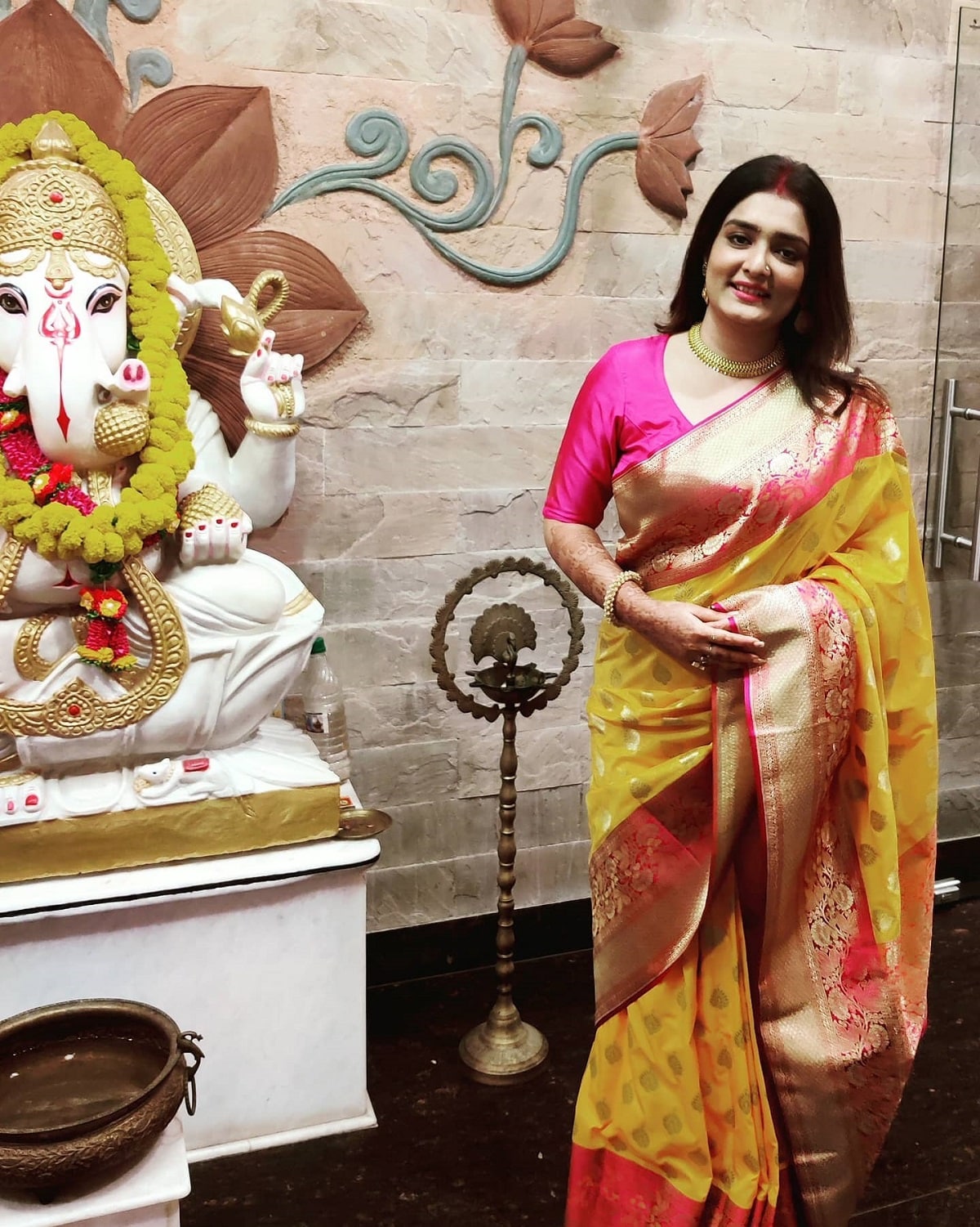 •নিজের বিয়ের পর, বিয়ের নেমন্তন্ন বলে কথা। দারুণ সেজেছিলেন ত্বরিতা-সৌরভ। যদিও সেই সাজ ছিল খুব ছিমছাম। ত্বরিতা পরেছিলেন গোলাপী পাড় হলুদ সিল্ক শাড়ি। সঙ্গে মানানসই গোলাপী ব্লাউজ।গয়নাও ছিল খুব শৌখিন। •নিজের বিয়ের পর, বিয়ের নেমন্তন্ন বলে কথা। দারুণ সেজেছিলেন ত্বরিতা-সৌরভ। যদিও সেই সাজ ছিল খুব ছিমছাম। ত্বরিতা পরেছিলেন গোলাপী পাড় হলুদ সিল্ক শাড়ি। সঙ্গে মানানসই গোলাপী ব্লাউজ।গয়নাও ছিল খুব শৌখিন।