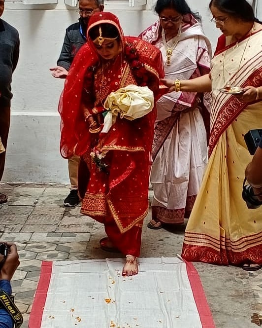 *বিয়ের পরে কেমন কাটছে ত্বরিতার জীবন তা অবশ্য তাঁর হাসি মুখি বলে দিচ্ছে। নিজের বিয়ে মেটার পরে সৌরভের সঙ্গে একটি বিয়ে বাড়িতে গিয়েছিলেন দু'জনে। তবে বিয়ের পরে শাঁখা-পলা খোলার জন্য ট্রোল হতেও সময় লাগেনি। যদিও তার মোক্ষম জবাব দিয়েছেন ত্বরিতা। ছবি: ইনস্টাগ্রাম। *বিয়ের পরে কেমন কাটছে ত্বরিতার জীবন তা অবশ্য তাঁর হাসি মুখি বলে দিচ্ছে। নিজের বিয়ে মেটার পরে সৌরভের সঙ্গে একটি বিয়ে বাড়িতে গিয়েছিলেন দু'জনে। তবে বিয়ের পরে শাঁখা-পলা খোলার জন্য ট্রোল হতেও সময় লাগেনি। যদিও তার মোক্ষম জবাব দিয়েছেন ত্বরিতা। ছবি: ইনস্টাগ্রাম।