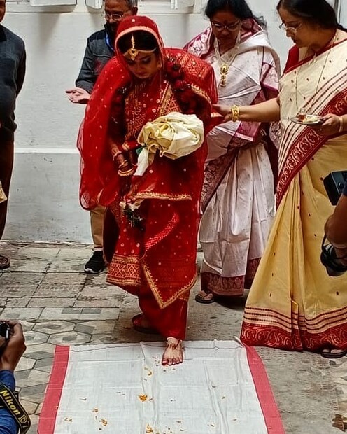 *বিয়ের পরে কেমন কাটছে ত্বরিতার জীবন তা অবশ্য তাঁর হাসি মুখি বলে দিচ্ছে। নিজের বিয়ে মেটার পরে সৌরভের সঙ্গে একটি বিয়ে বাড়িতে গিয়েছিলেন দু'জনে।  তবে বিয়ের পরে শাঁখা-পলা খোলার জন্য ট্রোল হতেও সময় লাগেনি। যদিও তার মোক্ষম জবাব দিয়েছেন ত্বরিতা। ছবি: ইনস্টাগ্রাম। 