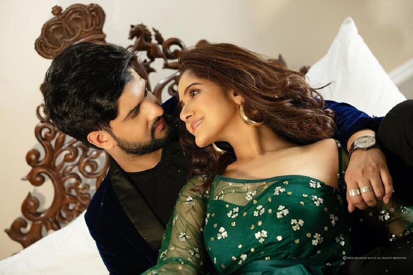 • হাতে আর হপ্তা খানেক সময় । তারপরেই বাজবে বিয়ের সানাই । টলিউডের অন্যতম জনপ্রিয় এই জুটি সাত পাকে বাঁধা পড়বেন । ঠিকই ধরেছেন, কথা হচ্ছে নীল ভট্টাচার্য্য আর তৃণা সাহা’র বিয়ে নিয়ে । ছবি-ইনস্টাগ্রাম ।