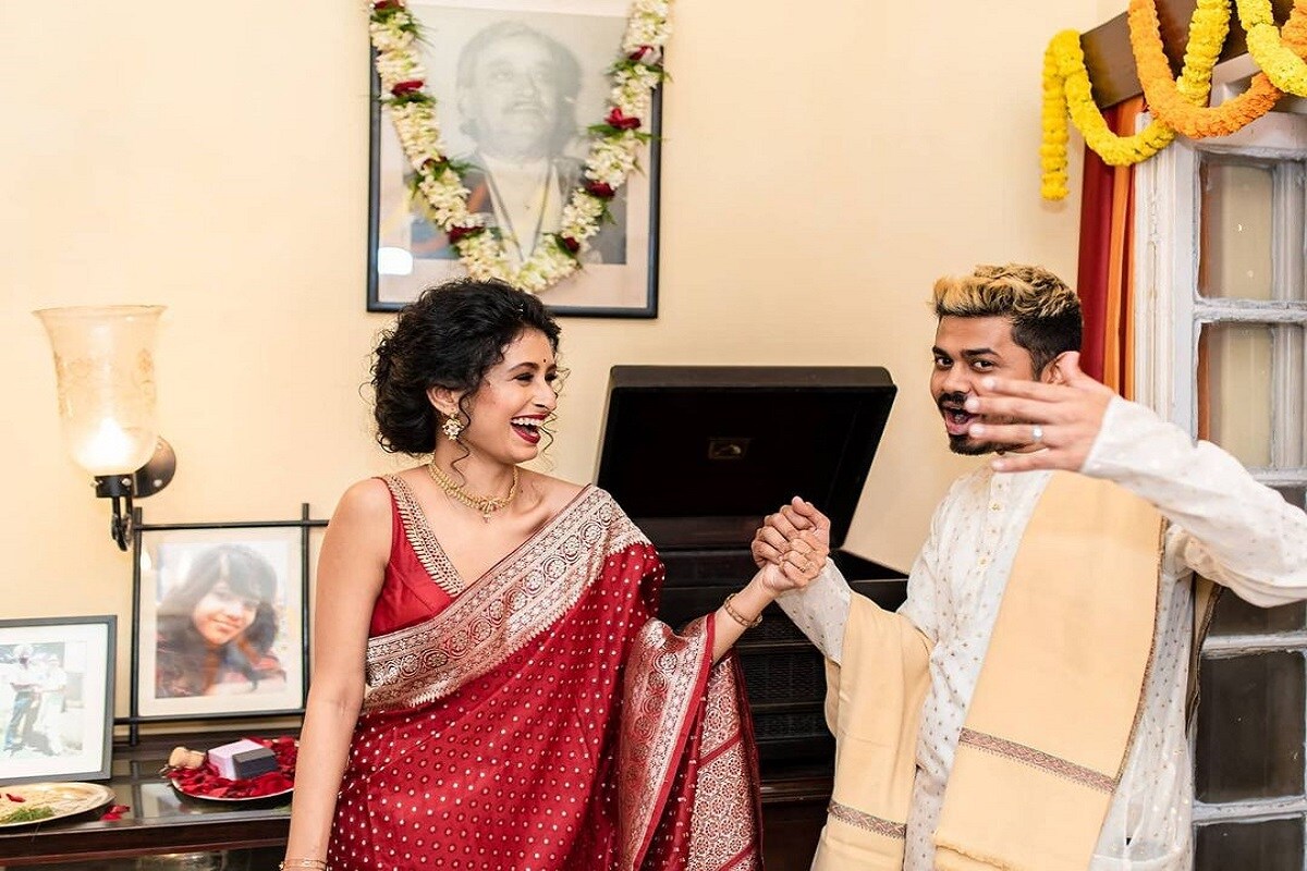 •ছোট থেকে মায়ের কাছে মানুষ হয়েছেন ঋতাভরী-চিত্রাঙ্গদা। মা তাঁদের জীবনের আদর্শ এবং একমাত্র অবলম্বন। তাই তো নিজের পদবী হিসেবে মায়ের নাম জুড়েছেন চিত্রাঙ্গদা। তিনি চিত্রাঙ্গদা শতরূপা হিসেবে নিজের পরিচয় দেন। •ছোট থেকে মায়ের কাছে মানুষ হয়েছেন ঋতাভরী-চিত্রাঙ্গদা। মা তাঁদের জীবনের আদর্শ এবং একমাত্র অবলম্বন। তাই তো নিজের পদবী হিসেবে মায়ের নাম জুড়েছেন চিত্রাঙ্গদা। তিনি চিত্রাঙ্গদা শতরূপা হিসেবে নিজের পরিচয় দেন।