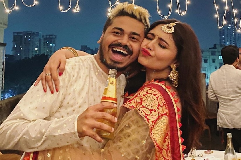 •বিয়ের মরশুম চলছে। এবার সাত পাকে বাঁধা পড়লেন অভিনেত্রী চিত্রাঙ্গদা শতরূপা। •বিয়ের মরশুম চলছে। এবার সাত পাকে বাঁধা পড়লেন অভিনেত্রী চিত্রাঙ্গদা শতরূপা।