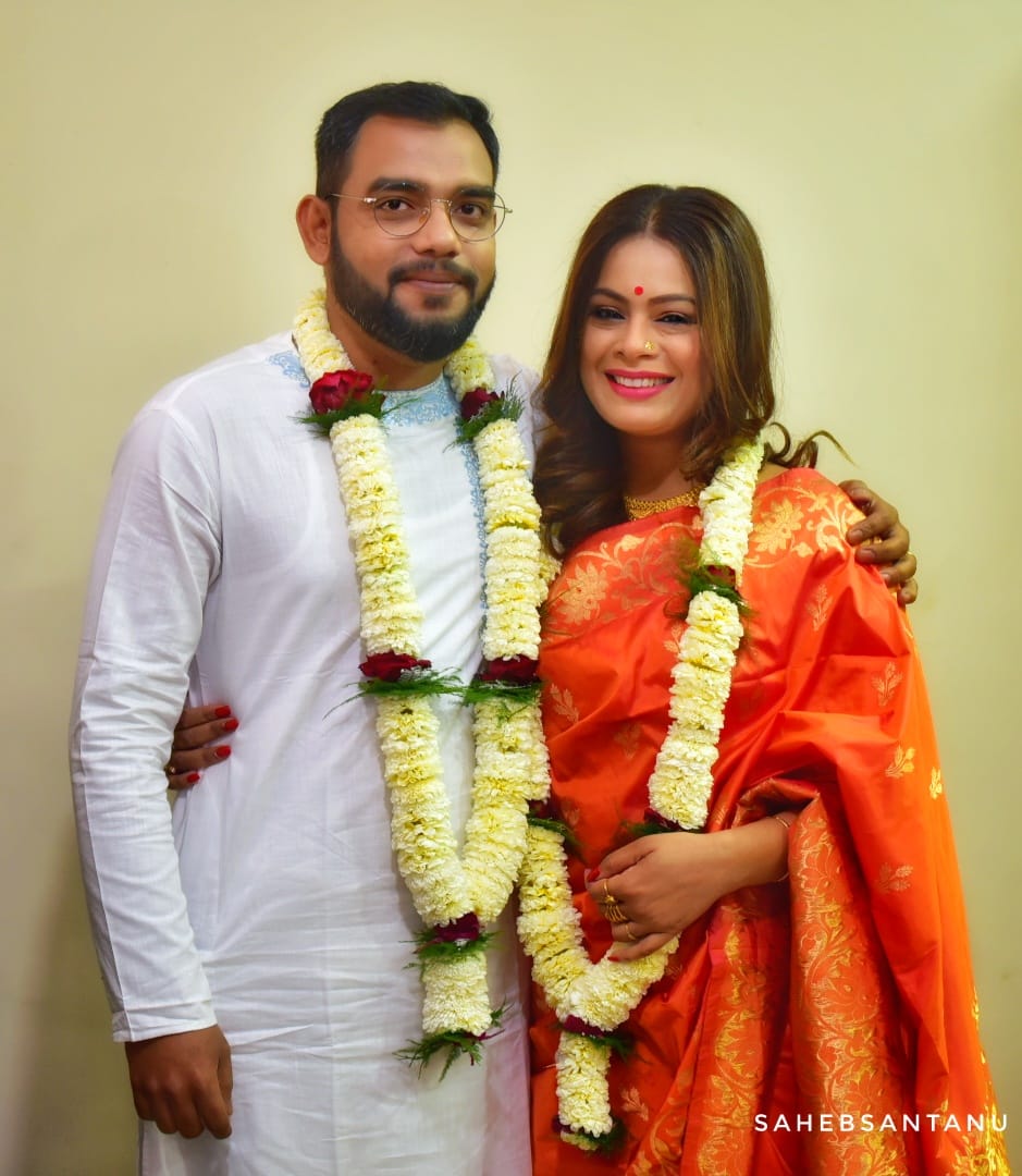 *এ বারে সই করে বিবাহবন্ধনে আবদ্ধ হলেন দুজনে। রবিবার সকালে লেক গার্ডেনসের বাড়িতে রেজিস্ট্রি ম্যারেজ সেরে ফেলেছেন দু'জনে। পাত্র সুরকার নীলাঞ্জন ঘোষ। উপস্থিত ছিলেন দু'জনের পরিবারের সদস্যরা। এবং অবশ্যই খুব ঘনিষ্ঠ কিছু বন্ধু। ইতিমধ্যেই বিয়ের ছবি সোশ্যাল মিডিয়ায় শেয়ার করেছেন ইমন। ছবি: ইনস্টাগ্রাম। *এ বারে সই করে বিবাহবন্ধনে আবদ্ধ হলেন দুজনে। রবিবার সকালে লেক গার্ডেনসের বাড়িতে রেজিস্ট্রি ম্যারেজ সেরে ফেলেছেন দু'জনে। পাত্র সুরকার নীলাঞ্জন ঘোষ। উপস্থিত ছিলেন দু'জনের পরিবারের সদস্যরা। এবং অবশ্যই খুব ঘনিষ্ঠ কিছু বন্ধু। ইতিমধ্যেই বিয়ের ছবি সোশ্যাল মিডিয়ায় শেয়ার করেছেন ইমন। ছবি: ইনস্টাগ্রাম।