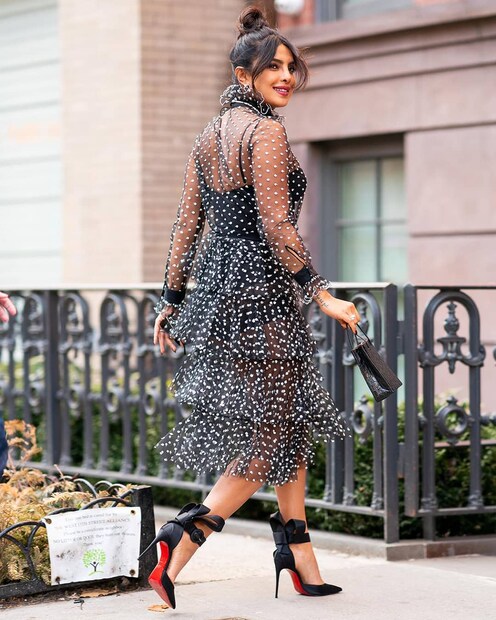 সেমি শিয়ার পোলকা পোশাকে শরীরের প্রতিটি বিন্দু অনুভব করা সম্ভব ৷ ছবি সৌজন্যে ইনস্টাগ্রাম ৷ 