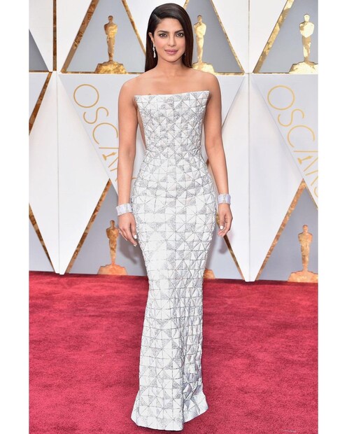 সাদা-রুপোলি গাউনে অস্কারের মঞ্চে ঝড় তুলেছেন প্রিয়াঙ্কা চোপড়া জোনাস ৷ ছবি সৌজন্যে ইনস্টাগ্রাম ৷ 