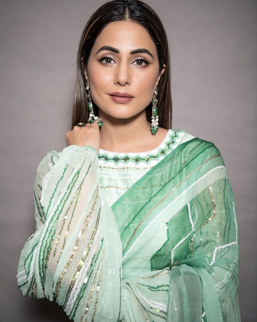 পাশাপাশি সবুজ শাড়িতে বেশ নজর কেড়েছে হিনা খানের সেই ভিডিও দুর্দান্ত গতিতে সোশ্যাল মিডিয়ায় ঝড় তুলেছে ৷ ছবি সৌজন্যে ইনস্টাগ্রাম ৷ পাশাপাশি সবুজ শাড়িতে বেশ নজর কেড়েছে হিনা খানের সেই ভিডিও দুর্দান্ত গতিতে সোশ্যাল মিডিয়ায় ঝড় তুলেছে ৷ ছবি সৌজন্যে ইনস্টাগ্রাম ৷