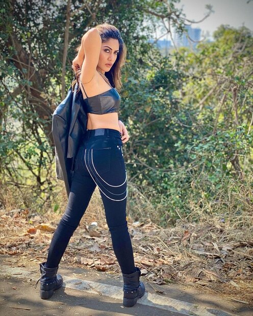 সুরভি চন্দনাকে ভাইব্র্যান্ট শাড়ি ও সেক্সি ব্লাউজে দেখতে পাওয়া যায় নাগিন ৫ ৷ ছবি সৌজন্যে ইনস্টাগ্রাম ৷