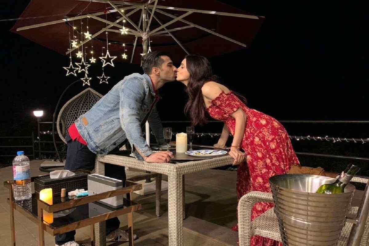 টিভির জনপ্রিয় তারকা জুটি মোহিত শ্রেহগল ও সানায়া ইরানি এই মুহূর্তে পালন করছেন তাঁদের পঞ্চম বিবাহ বার্ষিকী ৷ গতকালই অর্থাৎ ২৬ জানুয়ারি তাঁদের পঞ্চম বিবাহ বার্ষিকী উৎযাপিত করেছেন ৷ এই দুটি লাভ বার্ডস সোশ্যাল মিডিয়ায় অত্যন্ত সক্রিয় ৷ দুজনের ভালবাসার মুহূর্ত শেয়ার করেছেন সোশ্যাল মিডিয়ায় ৷ ছবি সৌজন্যে ইনস্টাগ্রাম ৷ টিভির জনপ্রিয় তারকা জুটি মোহিত শ্রেহগল ও সানায়া ইরানি এই মুহূর্তে পালন করছেন তাঁদের পঞ্চম বিবাহ বার্ষিকী ৷ গতকালই অর্থাৎ ২৬ জানুয়ারি তাঁদের পঞ্চম বিবাহ বার্ষিকী উৎযাপিত করেছেন ৷ এই দুটি লাভ বার্ডস সোশ্যাল মিডিয়ায় অত্যন্ত সক্রিয় ৷ দুজনের ভালবাসার মুহূর্ত শেয়ার করেছেন সোশ্যাল মিডিয়ায় ৷ ছবি সৌজন্যে ইনস্টাগ্রাম ৷