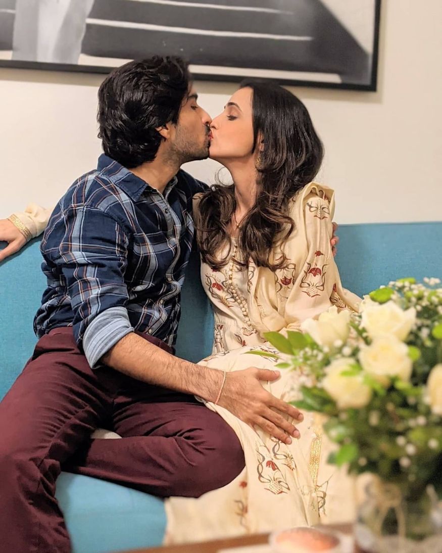 এটাই প্রথমবার নয় স্বামী-স্ত্রীর প্রেমের মুহূর্তের ছবি সোশ্যাল মিডিয়ায় ভাইরাল হয়েছে ৷ ছবি সৌজন্যে ইনস্টাগ্রাম ৷ এটাই প্রথমবার নয় স্বামী-স্ত্রীর প্রেমের মুহূর্তের ছবি সোশ্যাল মিডিয়ায় ভাইরাল হয়েছে ৷ ছবি সৌজন্যে ইনস্টাগ্রাম ৷