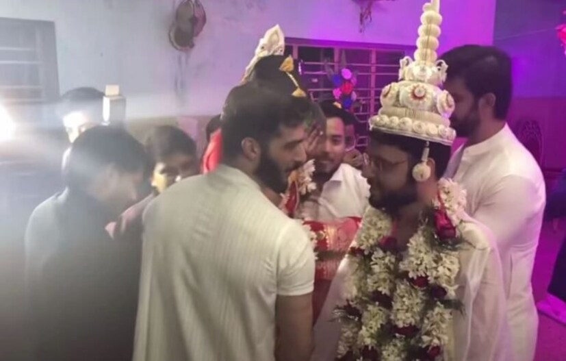 • সুস্মিতার বোন ঐন্দ্রিলার পিঁড়ি ধরে রয়েছেন রোহমান শল এবং রাজীব সেন । সেই ছবিও নেট দুনিয়ায় মুহূর্তে ভাইরাল হয় । রিপোর্টার-রানা কর্মকার 
