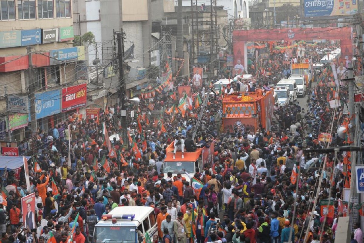 তৃণমূল তাঁকে বহিরাগত বলছে। শনিবারই সৌগত রায় দ্ব্যার্থহীন ভাষায় তাঁর সাংস্কৃতিক বোধ নিয়ে প্রশ্ন তুলেছেন ব্যারাকপুরের সভা থেকে। নড্ডা বলছেন, এক সংবিধান এক দেশ। তাঁর যুক্তি, তৃণমূল শাসিত বাংলার সংস্কৃতি তোলাবাজি আর কাটমানি। ডায়মন্ডহারবারের ঘটনা নিয়েও ক্ষুব্ধ নাড্ডা। এদিন বললেন, তৃণমূল তাঁকে বহিরাগত বলছে। শনিবারই সৌগত রায় দ্ব্যার্থহীন ভাষায় তাঁর সাংস্কৃতিক বোধ নিয়ে প্রশ্ন তুলেছেন ব্যারাকপুরের সভা থেকে। নড্ডা বলছেন, এক সংবিধান এক দেশ। তাঁর যুক্তি, তৃণমূল শাসিত বাংলার সংস্কৃতি তোলাবাজি আর কাটমানি। ডায়মন্ডহারবারের ঘটনা নিয়েও ক্ষুব্ধ নাড্ডা। এদিন বললেন,