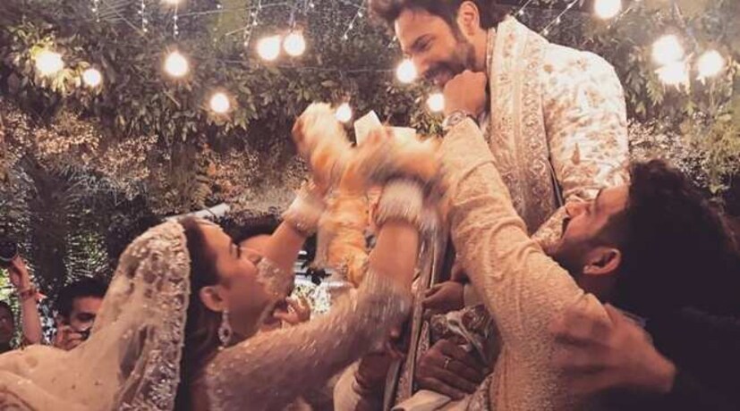 • মাত্র কিছুদিন হল চার হাত এক হয়েছে বরুণ ধাওযান আর নাতাশা দালালের । ২৪ ফেব্রুয়ারি আলিগড়ে বসেছিল সেই বিলাসবহুল বিবাহ বাসর ।