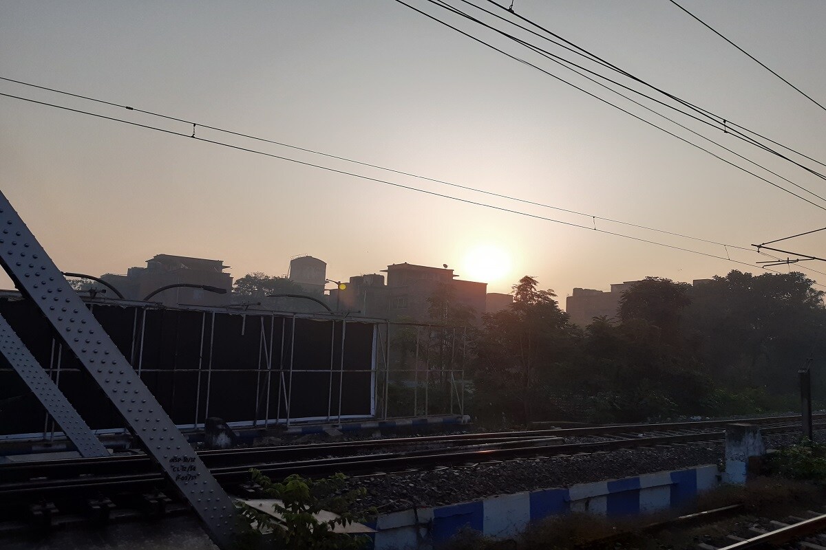 রাতের তাপমাত্রা সামান্য কমলেও দিনের তাপমাত্রা বাড়লো কলকাতায়। আগামী ২৪ ঘন্টা এমনই থাকবে আবহাওয়া। সোমবার থেকে ধীরে ধীরে বাড়বে তাপমাত্রা। কলকাতায় ১৫ ডিগ্রি র উপরে উঠবে তাপমাত্রা। আগামী সপ্তাহে শীতের প্রভাব কমবে। সকালে ও রাতে শীতের আমেজ থাকলেও দিনের বেলা শীতের আমেজ উধাও হবে। রাতের তাপমাত্রা সামান্য কমলেও দিনের তাপমাত্রা বাড়লো কলকাতায়। আগামী ২৪ ঘন্টা এমনই থাকবে আবহাওয়া। সোমবার থেকে ধীরে ধীরে বাড়বে তাপমাত্রা। কলকাতায় ১৫ ডিগ্রি র উপরে উঠবে তাপমাত্রা। আগামী সপ্তাহে শীতের প্রভাব কমবে। সকালে ও রাতে শীতের আমেজ থাকলেও দিনের বেলা শীতের আমেজ উধাও হবে।