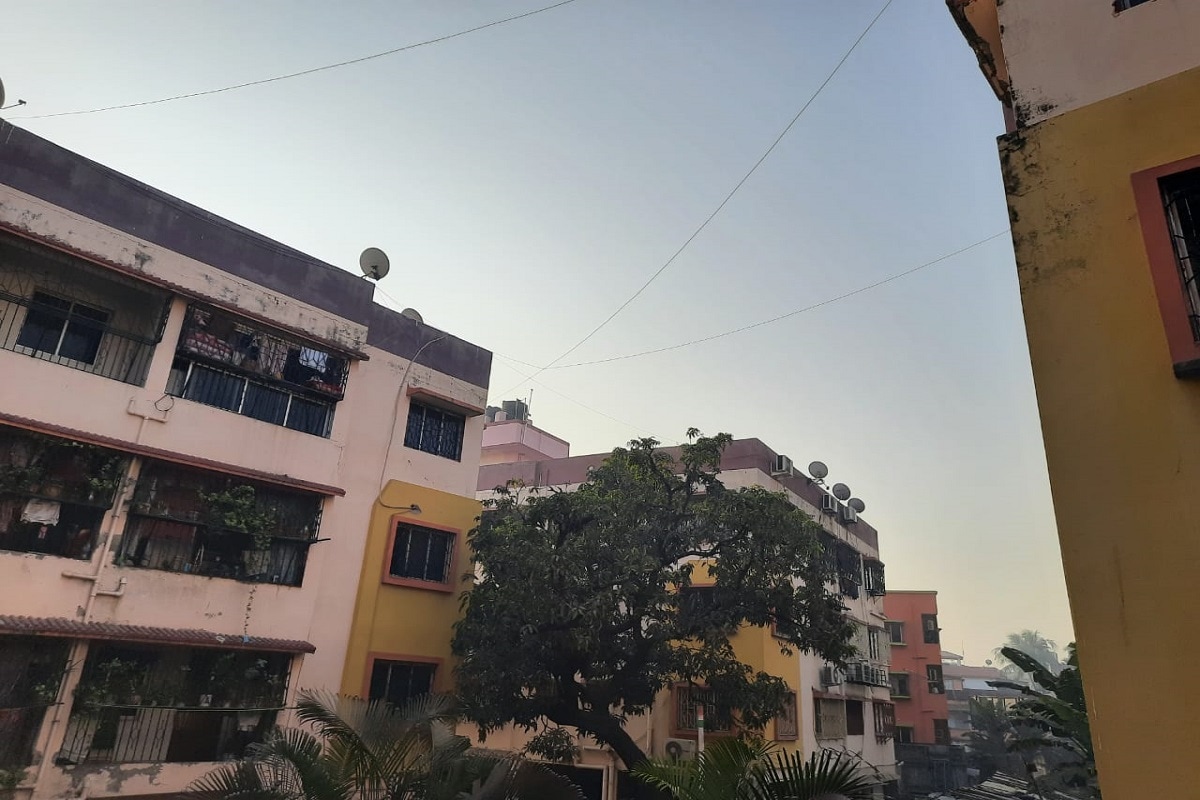 আজ কলকাতায় সকালে সামান্য কুয়াশা ও পরে পরিষ্কার আকাশ। সকালে সর্বনিম্ন তাপমাত্রা ১৩.১ ডিগ্রি সেলসিয়াস। যা স্বাভাবিক তাপমাত্রা। গতকাল বিকেলে সর্বোচ্চ তাপমাত্রা ছিল ২৫,৭ ডিগ্রি সেলসিয়াস। যা স্বাভাবিকের থেকে ১ ডিগ্রি সেলসিয়াস উপরে। বাতাসে আপেক্ষিক আর্দ্রতার পরিমাণ ৩৪ থেকে ৯৮ শতাংশ। আপাতত বৃষ্টির কোন সম্ভাবনা নেই। আজ কলকাতায় সকালে সামান্য কুয়াশা ও পরে পরিষ্কার আকাশ। সকালে সর্বনিম্ন তাপমাত্রা ১৩.১ ডিগ্রি সেলসিয়াস। যা স্বাভাবিক তাপমাত্রা। গতকাল বিকেলে সর্বোচ্চ তাপমাত্রা ছিল ২৫,৭ ডিগ্রি সেলসিয়াস। যা স্বাভাবিকের থেকে ১ ডিগ্রি সেলসিয়াস উপরে। বাতাসে আপেক্ষিক আর্দ্রতার পরিমাণ ৩৪ থেকে ৯৮ শতাংশ। আপাতত বৃষ্টির কোন সম্ভাবনা নেই।