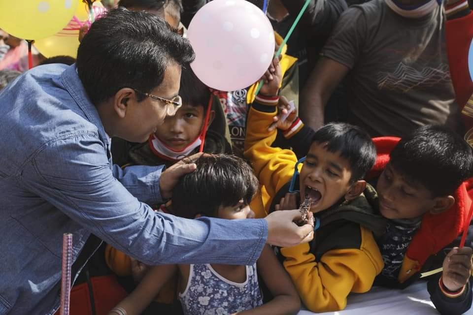 শীতকাল। সময়টা সকলের কাছে নরম লেপে মোড়া নিশ্চিত রাত। সোয়েটার-জ্যাকেটে ঢাকা আরামপ্রিয় দিন নয়। বাস্তব জীবন অনেক কঠিন। অনেকর জন্য অনিশ্চিত। সেই কথাটাই ভাবিয়েছে রুদ্রনীলকে। শীতকাল। সময়টা সকলের কাছে নরম লেপে মোড়া নিশ্চিত রাত। সোয়েটার-জ্যাকেটে ঢাকা আরামপ্রিয় দিন নয়। বাস্তব জীবন অনেক কঠিন। অনেকর জন্য অনিশ্চিত। সেই কথাটাই ভাবিয়েছে রুদ্রনীলকে।