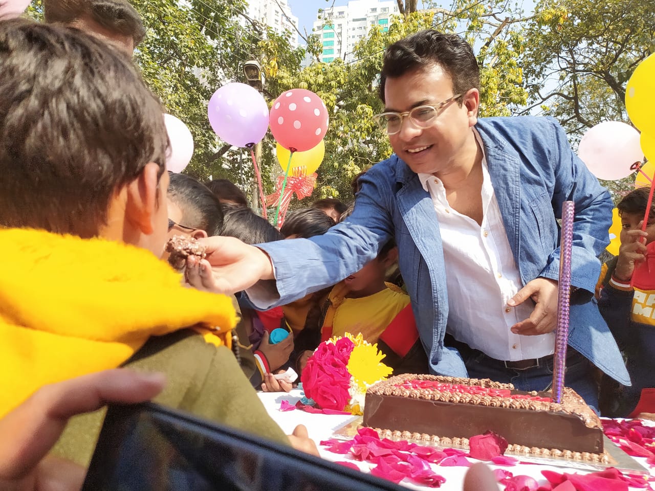 ২২০টি শিশুকে শীতের পোশাক উপহার দিলেন তিনি। তাদের সঙ্গে সেলিব্রেট করলেন বার্থডে। কেক কেটে শুরু হল সেলিব্রেশন। ২২০টি শিশুকে শীতের পোশাক উপহার দিলেন তিনি। তাদের সঙ্গে সেলিব্রেট করলেন বার্থডে। কেক কেটে শুরু হল সেলিব্রেশন।