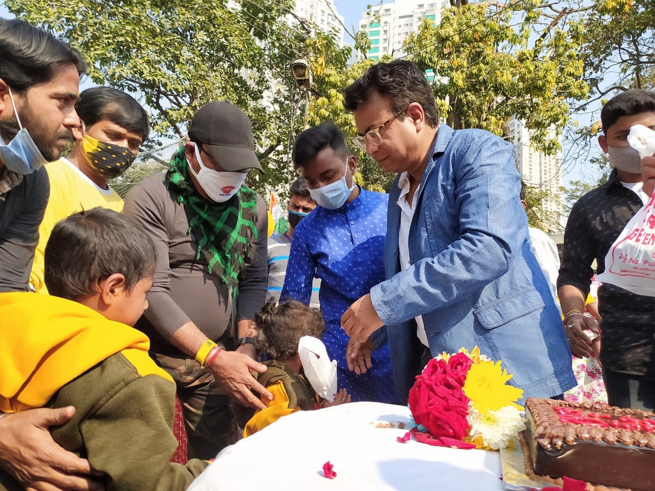 লকডাউন ও আমফনের সময় অনেক সমাজ সেবা মূলক কাজের সঙ্গে নিজেকে জড়িয়েছিলেন রুদ্রনীল। কখনো ত্রাণ দিয়েছেন তাঁর বাড়ির কাছের বস্তিতে। লকডাউন ও আমফনের সময় অনেক সমাজ সেবা মূলক কাজের সঙ্গে নিজেকে জড়িয়েছিলেন রুদ্রনীল। কখনো ত্রাণ দিয়েছেন তাঁর বাড়ির কাছের বস্তিতে।