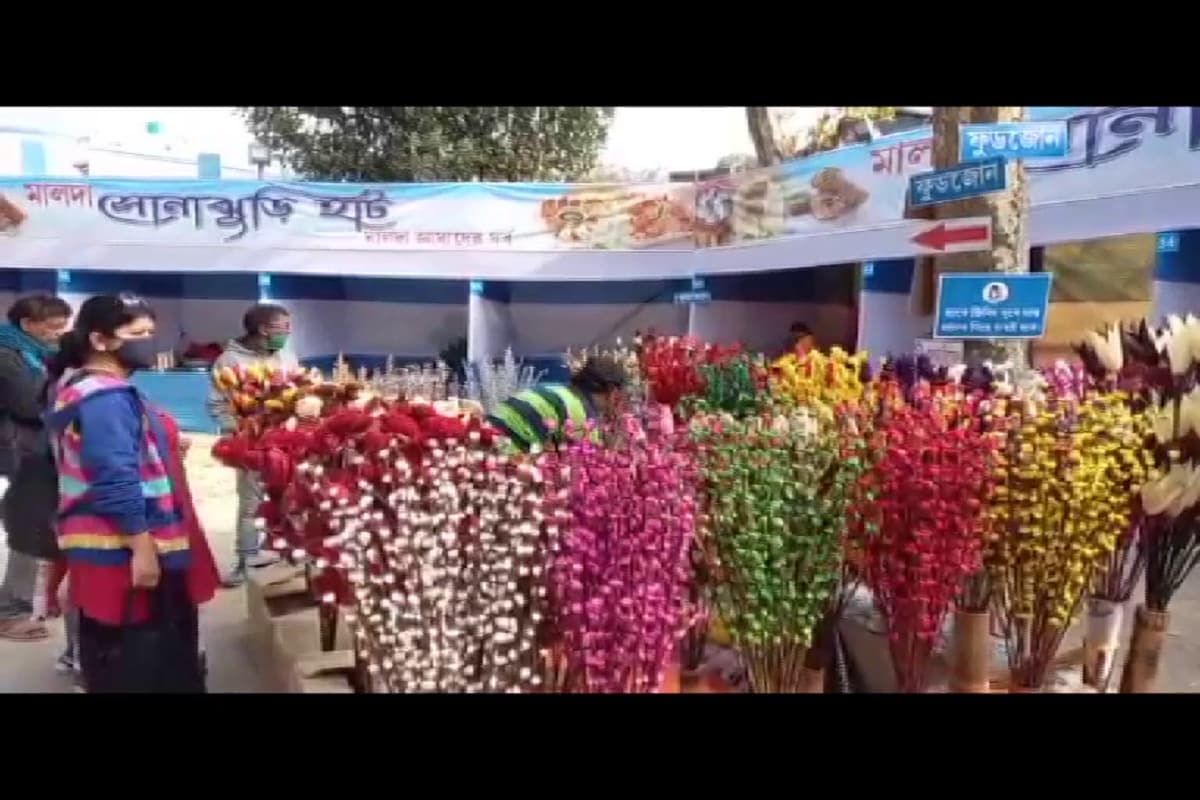 গত বছর জানুয়ারি মাসে মালদহে বইমেলার আয়োজনের পর করোনাকালে সমস্ত মেলা বন্ধ হয়ে যায়। এতে বিপাকে পড়েন হস্ত শিল্পীরা। অবিলম্বে মেলা চালুর দাবিতে প্রশাসনের দ্বারস্থ হয়েছিলেন হস্তশিল্পী এবং বিনোদন ব্যবসার সঙ্গে যুক্তরা। কারণ গত কয়েক মাসে বাড়িতে বসে বিভিন্ন শিল্প সামগ্রী তৈরি করলেও বিক্রির ব্যবস্থা হচ্ছিল না। গত বছর জানুয়ারি মাসে মালদহে বইমেলার আয়োজনের পর করোনাকালে সমস্ত মেলা বন্ধ হয়ে যায়। এতে বিপাকে পড়েন হস্ত শিল্পীরা। অবিলম্বে মেলা চালুর দাবিতে প্রশাসনের দ্বারস্থ হয়েছিলেন হস্তশিল্পী এবং বিনোদন ব্যবসার সঙ্গে যুক্তরা। কারণ গত কয়েক মাসে বাড়িতে বসে বিভিন্ন শিল্প সামগ্রী তৈরি করলেও বিক্রির ব্যবস্থা হচ্ছিল না।