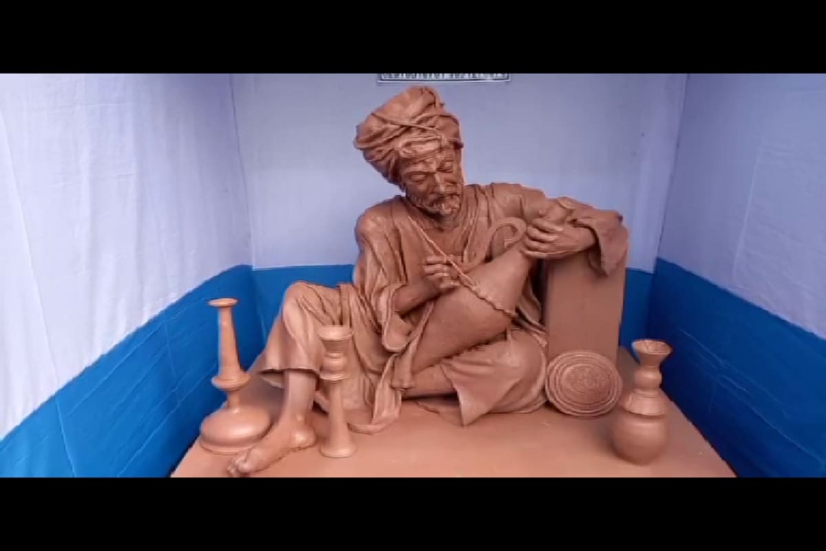 অনেক হস্তশিল্পী বাধ্য হয়ে পেশা বদলের দিকে ঝুঁকে ছিলেন। পরিস্থিতি সামাল দিতে মালদহের গৌড়বঙ্গ হ্যান্ডিক্রাফট ইন্ডাস্ট্রিয়াল কো-অপারেটিভ সোসাইটির সঙ্গে সহযোগিতা করে হস্তশিল্প মেলার উদ্যোগ নেয় মালদহ জেলা শিল্প কেন্দ্র। অনেক হস্তশিল্পী বাধ্য হয়ে পেশা বদলের দিকে ঝুঁকে ছিলেন। পরিস্থিতি সামাল দিতে মালদহের গৌড়বঙ্গ হ্যান্ডিক্রাফট ইন্ডাস্ট্রিয়াল কো-অপারেটিভ সোসাইটির সঙ্গে সহযোগিতা করে হস্তশিল্প মেলার উদ্যোগ নেয় মালদহ জেলা শিল্প কেন্দ্র।