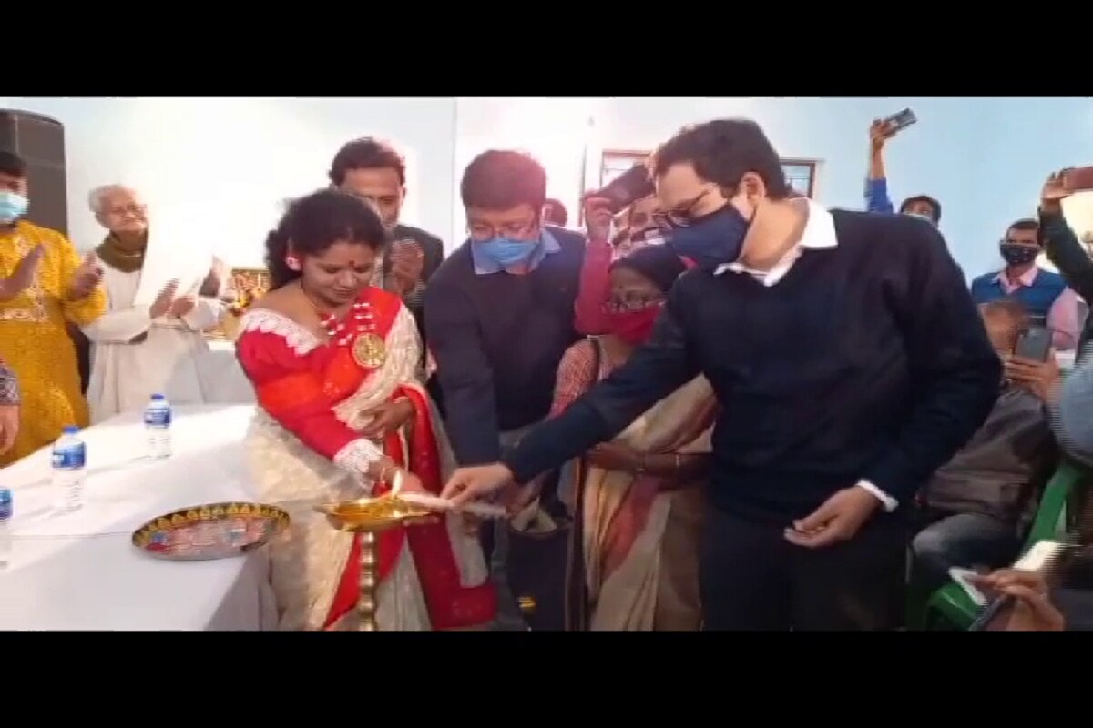 কাঠ, বাঁশ, পোড়া মাটির সামগ্রী, রকমারি পোশাক থেকে শুরু করে ঘর সাজানোর বিভিন্ন জিনিসপত্র ও জুয়েলারী সামগ্রীর স্টল তৈরি হয়েছে মেলায়। এই মেলার ফলে আর্থিকভাবে হস্ত শিল্পীরা ঘুরে দাঁড়াতে সমর্থ হবেন বলে আশা জেলা প্রশাসনের।হস্তশিল্প মেলা মালদহ ছাড়াও বীরভূম, বাঁকুড়া, পুরুলিয়া, মেদিনীপুর, ঝাড়গ্রাম, দুই চব্বিশ পরগনা, মুর্শিদাবাদ, উত্তর ও দক্ষিণ দিনাজপুর এবং কোচবিহারের শিল্পীরা অংশ নিয়েছেন। কাঠ, বাঁশ, পোড়া মাটির সামগ্রী, রকমারি পোশাক থেকে শুরু করে ঘর সাজানোর বিভিন্ন জিনিসপত্র ও জুয়েলারী সামগ্রীর স্টল তৈরি হয়েছে মেলায়। এই মেলার ফলে আর্থিকভাবে হস্ত শিল্পীরা ঘুরে দাঁড়াতে সমর্থ হবেন বলে আশা জেলা প্রশাসনের।হস্তশিল্প মেলা মালদহ ছাড়াও বীরভূম, বাঁকুড়া, পুরুলিয়া, মেদিনীপুর, ঝাড়গ্রাম, দুই চব্বিশ পরগনা, মুর্শিদাবাদ, উত্তর ও দক্ষিণ দিনাজপুর এবং কোচবিহারের শিল্পীরা অংশ নিয়েছেন।