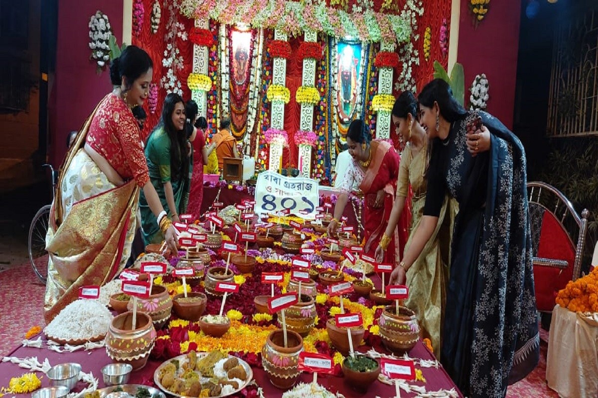 এই রাজ্যের বৈচিত্র্য অনেক, প্রতিটি জেলায় যেন অভিনবত্বের ছোঁয়া। কথায় ভোজন রসিক বাঙালির কাছে ভোজনের নেই কোন অভাব। বাঙালির জমিয়ে খাওয়া আর খাওয়ানোয় সুনাম অনেক। এবার পৌষ কালীপুজোয় বাগবাজারের হাউসিং অ্যাসোসিয়েশনের রায় চৌধুরী বাড়িতে দেখা গেল এই পদগুলো। এই রাজ্যের বৈচিত্র্য অনেক, প্রতিটি জেলায় যেন অভিনবত্বের ছোঁয়া। কথায় ভোজন রসিক বাঙালির কাছে ভোজনের নেই কোন অভাব। বাঙালির জমিয়ে খাওয়া আর খাওয়ানোয় সুনাম অনেক। এবার পৌষ কালীপুজোয় বাগবাজারের হাউসিং অ্যাসোসিয়েশনের রায় চৌধুরী বাড়িতে দেখা গেল এই পদগুলো।