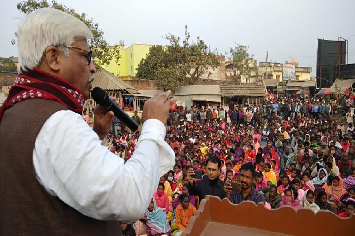 প্রকাশ্য জনসভায় থেকে সুজন চক্রবর্তী এদিন ঘোষণা করেন, ২০২১- এ বামফ্রন্ট ক্ষমতায় ফিরলে , ‘তিন মাসের মধ্যে এখনকার পঞ্চায়েত গুলোকে লাথি মেরে ফেলে দিয়ে নতুন নির্বাচন করে জনগণের পঞ্চায়েত গড়ে তোলা হবে। সমস্ত মিথ্যা মামলা প্রত্যাহার করা হবে ।এক বছরের মধ্যে সাড়ে পাঁচ লক্ষ শূন্য পদে নিয়োগ করা হবে।’ প্রকাশ্য জনসভায় থেকে সুজন চক্রবর্তী এদিন ঘোষণা করেন, ২০২১- এ বামফ্রন্ট ক্ষমতায় ফিরলে , ‘তিন মাসের মধ্যে এখনকার পঞ্চায়েত গুলোকে লাথি মেরে ফেলে দিয়ে নতুন নির্বাচন করে জনগণের পঞ্চায়েত গড়ে তোলা হবে। সমস্ত মিথ্যা মামলা প্রত্যাহার করা হবে ।এক বছরের মধ্যে সাড়ে পাঁচ লক্ষ শূন্য পদে নিয়োগ করা হবে।’