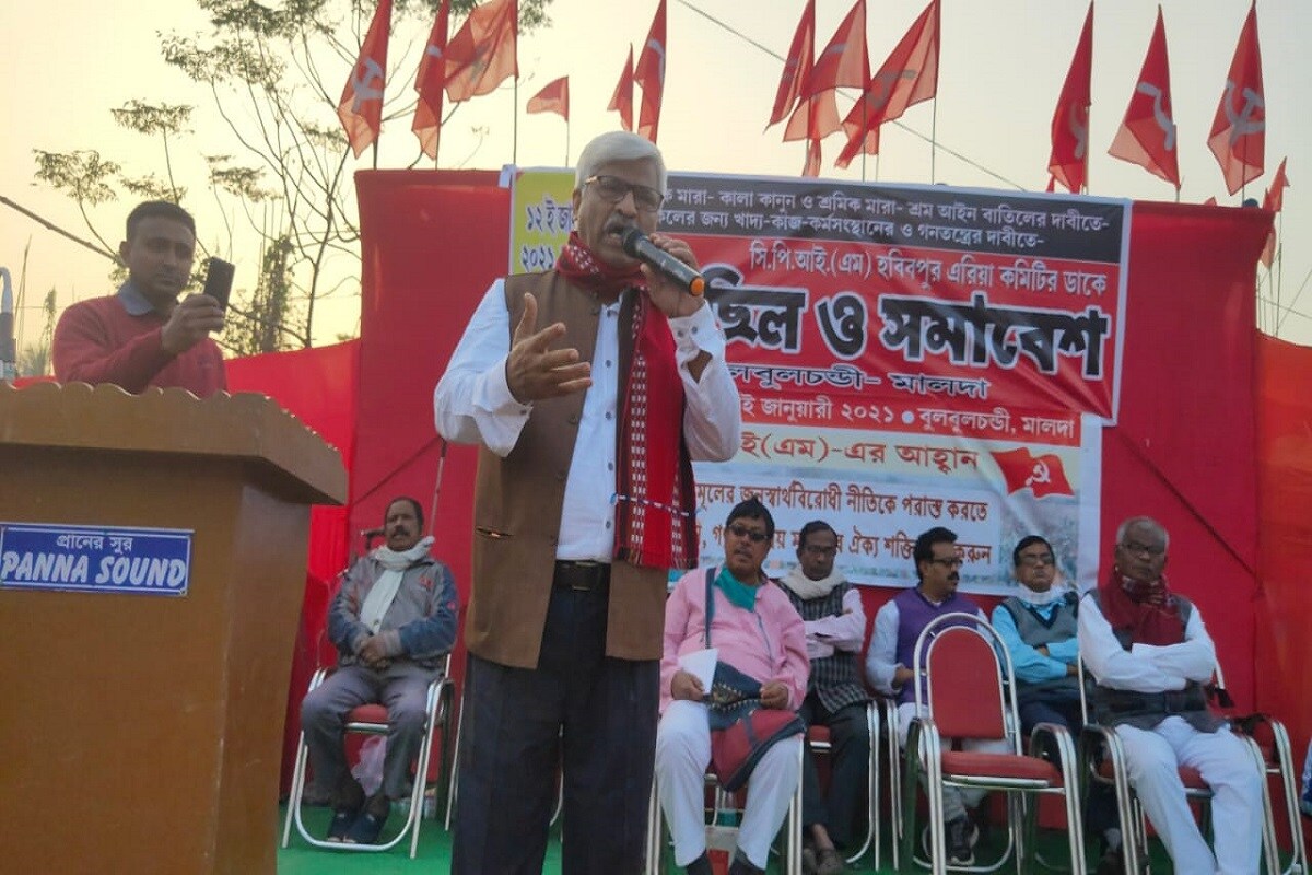 মঙ্গলবার মালদহের বুলবুলচন্ডীতে দলীয় প্রকাশ্য জনসভায় এমনই মন্তব্য করলেন সিপিএম নেতা সুজন চক্রবর্তী।সুজন বলেন, ‘যে শুভেন্দু মালদহে এত কাণ্ড কারখানা করল সে এখন বিজেপি। যাহা তৃণমূল,তাহা শুভেন্দু, তাহা বিজেপি। তৃণমূলের শক্তি এখন দুই ভাগে ভাগ হয়ে যাচ্ছে। বিজেপির এই মুহূর্তে সাপ্লাই লাইন তৃণমূল। তৃণমূলকে যদি আটকাতে হয় বিজেপিকে দিয়ে তা হবে না । তৃণমূল ও বিজেপিকে ঠেকাতে পারবে একমাত্র বামপন্থীরা। তিনি আরো বলেন তৃণমূল বিজেপির মধ্যে পার্থক্য নেই। ফারাক একটাই, তৃণমূল ঠেকে গিয়েছে। এখন আমাদের কাজ বিজেপিকে ঠেকানো।’ মঙ্গলবার মালদহের বুলবুলচন্ডীতে দলীয় প্রকাশ্য জনসভায় এমনই মন্তব্য করলেন সিপিএম নেতা সুজন চক্রবর্তী।সুজন বলেন, ‘যে শুভেন্দু মালদহে এত কাণ্ড কারখানা করল সে এখন বিজেপি। যাহা তৃণমূল,তাহা শুভেন্দু, তাহা বিজেপি। তৃণমূলের শক্তি এখন দুই ভাগে ভাগ হয়ে যাচ্ছে। বিজেপির এই মুহূর্তে সাপ্লাই লাইন তৃণমূল। তৃণমূলকে যদি আটকাতে হয় বিজেপিকে দিয়ে তা হবে না । তৃণমূল ও বিজেপিকে ঠেকাতে পারবে একমাত্র বামপন্থীরা। তিনি আরো বলেন তৃণমূল বিজেপির মধ্যে পার্থক্য নেই। ফারাক একটাই, তৃণমূল ঠেকে গিয়েছে। এখন আমাদের কাজ বিজেপিকে ঠেকানো।’