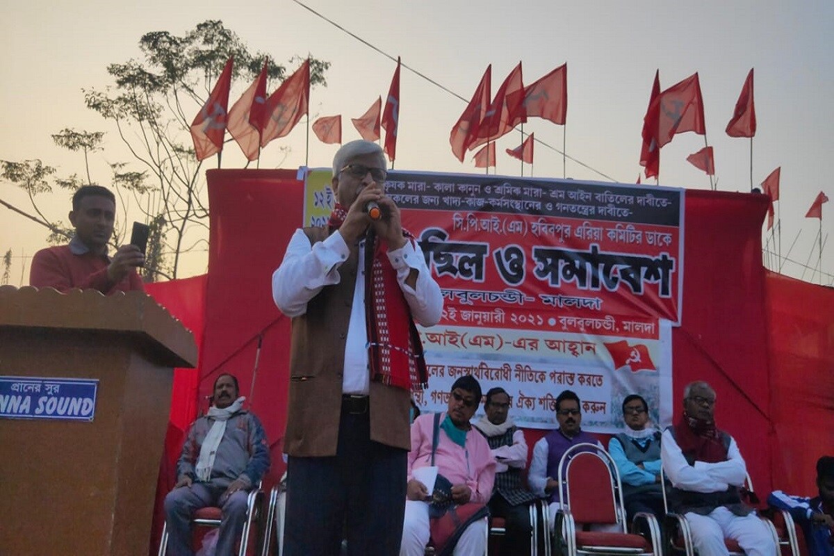এদিন প্রকাশ্য জনসভায় থেকে গাজোলে দলত্যাগী দিপালী বিশ্বাসকে আক্রমণ শানিয়ে সুজন চক্রবর্তী বলেন, আমাদের দোষ আমরা মাথা নিচু করে মেনে নিচ্ছি। আমরা লোক চিনতে ভুল করেছিলাম। আমরা যাকে দাঁড় করিয়ে ছিলাম তিনি তৃণমূলে গিয়েছেন। এত লোভ তৃণমূল ছেড়ে আবার বিজেপির গাছে গিয়ে বাঁদরের মতো ঝুলে পড়েছে। গাজোলের মানুষ সিদ্ধান্ত নিয়েছেন, গাজলের মাটির লড়াইয়ের মাটি, আত্মসমর্পণের মাটি নয়, বেইমানির মাটি নয়। হবিবপুর প্রাক্তন সিপিএম বিধায়ক,ও বর্তমান বিজেপি সাংসদ খগেন মুর্মুর নাম না করে আক্রমণ করেন সুজন। বলেন, হবিবপুর এর মানুষ বুঝে রাখবেন হবিবপুর কখনো বেইমানদের প্রশ্রয় দেয়নি। এই নির্বাচনে তাঁর প্রমাণ দিতে হবে।সুজন চক্রবর্তী বলেন, তৃণমূল দল তৈরি করেছে বিজেপি। তৃণমূল দলটা বিজেপিতে গিয়ে মিশে যাবে। শুধু সময়ের অপেক্ষা। তৃণমূল দল টিকবে না।Input- Sebak Deb Sharma এদিন প্রকাশ্য জনসভায় থেকে গাজোলে দলত্যাগী দিপালী বিশ্বাসকে আক্রমণ শানিয়ে সুজন চক্রবর্তী বলেন, আমাদের দোষ আমরা মাথা নিচু করে মেনে নিচ্ছি। আমরা লোক চিনতে ভুল করেছিলাম। আমরা যাকে দাঁড় করিয়ে ছিলাম তিনি তৃণমূলে গিয়েছেন। এত লোভ তৃণমূল ছেড়ে আবার বিজেপির গাছে গিয়ে বাঁদরের মতো ঝুলে পড়েছে। গাজোলের মানুষ সিদ্ধান্ত নিয়েছেন, গাজলের মাটির লড়াইয়ের মাটি, আত্মসমর্পণের মাটি নয়, বেইমানির মাটি নয়। হবিবপুর প্রাক্তন সিপিএম বিধায়ক,ও বর্তমান বিজেপি সাংসদ খগেন মুর্মুর নাম না করে আক্রমণ করেন সুজন। বলেন, হবিবপুর এর মানুষ বুঝে রাখবেন হবিবপুর কখনো বেইমানদের প্রশ্রয় দেয়নি। এই নির্বাচনে তাঁর প্রমাণ দিতে হবে।সুজন চক্রবর্তী বলেন, তৃণমূল দল তৈরি করেছে বিজেপি। তৃণমূল দলটা বিজেপিতে গিয়ে মিশে যাবে। শুধু সময়ের অপেক্ষা। তৃণমূল দল টিকবে না।Input- Sebak Deb Sharma