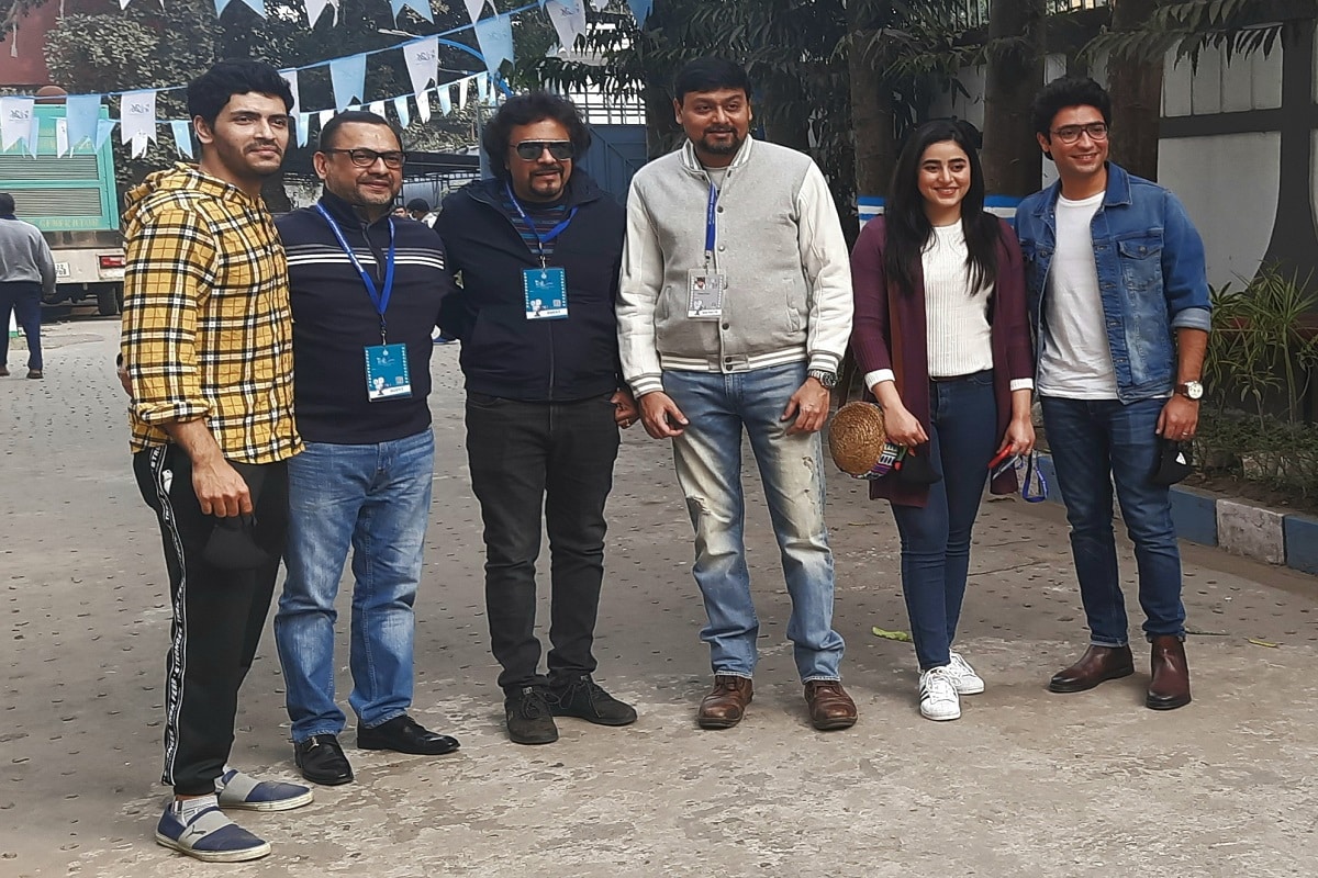 • করোনার ভয় কাটিয়ে ধীরে ধীরে স্বাভাবিক ছন্দে ফিরছি আমরা সকলেই। সেই সাহসকে যেন আরও একটু বাড়িয়ে দিল কলকাতা ইন্টারন্যাশনাল ফিল্ম ফেস্টিভ্যাল। শয়ে শয়ে সিনেপ্রেমীরা ভিড় জমিয়েছেন এ বারের উৎসবে। • করোনার ভয় কাটিয়ে ধীরে ধীরে স্বাভাবিক ছন্দে ফিরছি আমরা সকলেই। সেই সাহসকে যেন আরও একটু বাড়িয়ে দিল কলকাতা ইন্টারন্যাশনাল ফিল্ম ফেস্টিভ্যাল। শয়ে শয়ে সিনেপ্রেমীরা ভিড় জমিয়েছেন এ বারের উৎসবে।