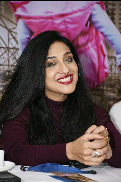 • এতো কিছু সামলানোর পরেও থেমে থাকলে চলবে কী করে? সিঙ্গাপুরে বসেই অনেক কমিটমেন্ট করে রেখেছেন তিনি। ঋতুপর্ণার আগামী বাইলিঙ্গুয়াল ছবির প্রেস কনফারেন্স হয়ে গেল শহরে। হিন্দি ও বাংলা দুই ভাষাতে ছবি বানাচ্ছেন পরিচালক জয়প্রকাশ। ছবির নাম 'দিবা-রাত্রি'।