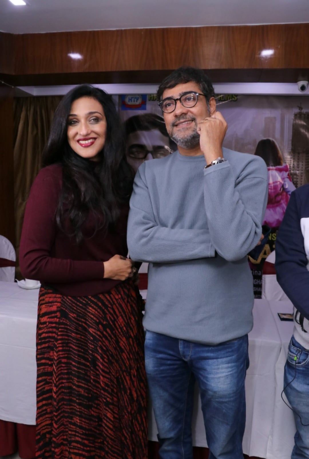 • হিন্দিতে নাম রাখা হয়েছে ডে- নাইট। মূলত মানব সম্পর্কের যে জটিলতা রয়েছে সেটা যেমন এই ছবির বিষয় তেমনি স্বামী-স্ত্রী সম্পর্কে চির ধরলে তা কী ভাবে সন্তানের উপর বাজে প্রভাব ফেলে সেটা নিয়েও বিস্তর একটা বার্তা দিতে চান পরিচালক এই ছবিতে। • হিন্দিতে নাম রাখা হয়েছে ডে- নাইট। মূলত মানব সম্পর্কের যে জটিলতা রয়েছে সেটা যেমন এই ছবির বিষয় তেমনি স্বামী-স্ত্রী সম্পর্কে চির ধরলে তা কী ভাবে সন্তানের উপর বাজে প্রভাব ফেলে সেটা নিয়েও বিস্তর একটা বার্তা দিতে চান পরিচালক এই ছবিতে।