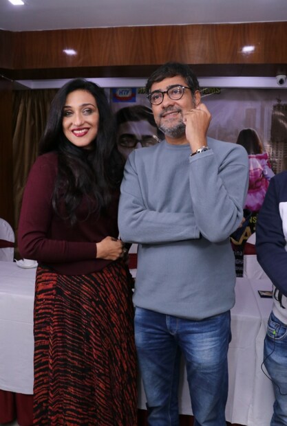 • হিন্দিতে নাম রাখা হয়েছে ডে- নাইট। মূলত মানব সম্পর্কের যে জটিলতা রয়েছে সেটা যেমন এই ছবির বিষয় তেমনি স্বামী-স্ত্রী সম্পর্কে চির ধরলে তা কী ভাবে সন্তানের উপর বাজে প্রভাব ফেলে সেটা নিয়েও বিস্তর একটা বার্তা দিতে চান পরিচালক এই ছবিতে।