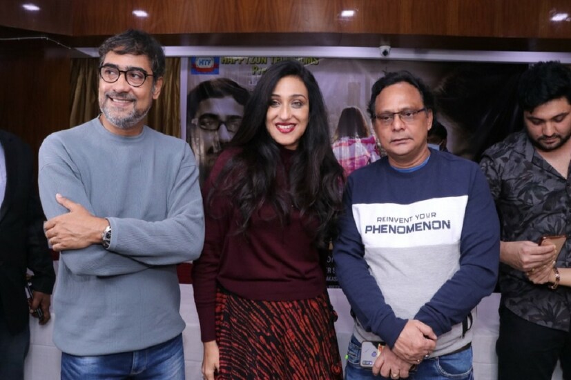 • দীর্ঘ দশ মাস কলকাতার বাইরে সিঙ্গাপুরে নিজের সংসার নিয়ে ব্যস্ত হয়ে পড়েছিলেন ঋতুপর্ণা সেনগুপ্ত। কিন্তু শহরে ল্যান্ড করা মাত্রই ব্যস্ত হয়ে পড়েছেন নায়িকা। যে দিন শহরে এসেছেন সেই দিনই ছিল তাঁর নতুন হিন্দি ছবি 'সল্ট'-এর প্রেস কনফারেন্স।