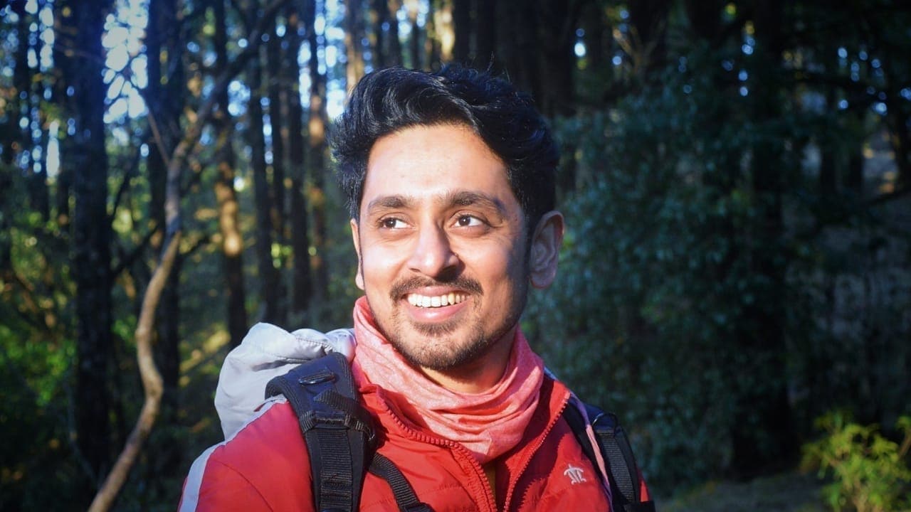 দুজন সূত্রধরের মাধ্যমে গল্পের সুতো ছেড়েছেন পরিচালক। হরর এলিমেন্ট তো রয়েছে বটেই। তবে তার সঙ্গে সম্পর্কের ও সম্প্রতি সমাজের কথা বলে এই ছবি। চিরাচরিত ভয়ের ছবির মতো নয় 'হরর স্টোরিজ'। এই ছবির মাধ্যমে একটু অন্য ভাবে পরীক্ষা-নিরীক্ষা করেছেন পরিচালক। দুজন সূত্রধরের মাধ্যমে গল্পের সুতো ছেড়েছেন পরিচালক। হরর এলিমেন্ট তো রয়েছে বটেই। তবে তার সঙ্গে সম্পর্কের ও সম্প্রতি সমাজের কথা বলে এই ছবি। চিরাচরিত ভয়ের ছবির মতো নয় 'হরর স্টোরিজ'। এই ছবির মাধ্যমে একটু অন্য ভাবে পরীক্ষা-নিরীক্ষা করেছেন পরিচালক।