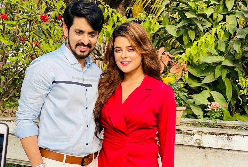 দ্বিতীয় গল্পের নাম 'ভয়'। এই গল্পও একটি মেয়েকে ঘিরে। ছোট থেকে মেয়েটির মনে হয় তার আশপাশে আত্মা ঘোরাফেরা করছে। এই মেয়েটির চরিত্রে অভিনয় করেছেন রূপসা মুখোপাধ্যায়। ছবিতে তাঁর চরিত্রের নাম অমৃতা। অমৃতার প্রেমিক প্ৰদ্যুৎ। এই ভূমিকায় অভিনয় করছেন মৈনাক বন্দ্যোপাধ্যায়। রূপসা ও মৈনাকের পেয়ারিং অনেকটা ফ্রেশনেস অ্যাড করবে। দ্বিতীয় গল্পের নাম 'ভয়'। এই গল্পও একটি মেয়েকে ঘিরে। ছোট থেকে মেয়েটির মনে হয় তার আশপাশে আত্মা ঘোরাফেরা করছে। এই মেয়েটির চরিত্রে অভিনয় করেছেন রূপসা মুখোপাধ্যায়। ছবিতে তাঁর চরিত্রের নাম অমৃতা। অমৃতার প্রেমিক প্ৰদ্যুৎ। এই ভূমিকায় অভিনয় করছেন মৈনাক বন্দ্যোপাধ্যায়। রূপসা ও মৈনাকের পেয়ারিং অনেকটা ফ্রেশনেস অ্যাড করবে।