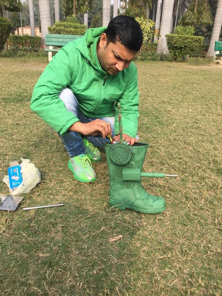 শ্যামের মতে জুতোতে লেজর সেন্সর ও হিউম্যান সেন্সর বর্ডার রাখা আছে ৷ যখনই সীমান্তে শত্রুপক্ষের কেউ নির্দিষ্ট রেঞ্জের মধ্যে আসবে সেন্সরটি সক্রিয় হয়ে যাবে ৷ সিগন্যাল জুতোতে পৌঁছবে এরপরেই জুতোতে প্রতিস্থাপিত অ্যালার্ম বিপ আওয়াজ করবে ৷ সেনাবাহিনীর জওয়ানেরা অনুপ্রবেশকারীকে উপযুক্ত জবাব দিতে পারবে ৷ শ্যামের মতে জুতোতে লেজর সেন্সর ও হিউম্যান সেন্সর বর্ডার রাখা আছে ৷ যখনই সীমান্তে শত্রুপক্ষের কেউ নির্দিষ্ট রেঞ্জের মধ্যে আসবে সেন্সরটি সক্রিয় হয়ে যাবে ৷ সিগন্যাল জুতোতে পৌঁছবে এরপরেই জুতোতে প্রতিস্থাপিত অ্যালার্ম বিপ আওয়াজ করবে ৷ সেনাবাহিনীর জওয়ানেরা অনুপ্রবেশকারীকে উপযুক্ত জবাব দিতে পারবে ৷
