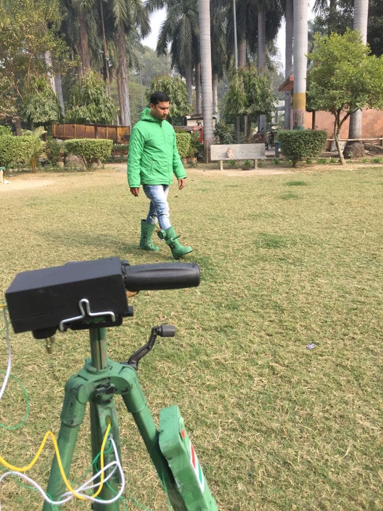 এই জুতো রেডিও ফ্রিকোয়েন্সি ও মোবাইল নেটওয়ার্কেও কাজ করতে সক্ষম ৷ প্রায় সাড়ে ছ'শো এই জুতো রবার ও স্টিলের প্লেট দিয়ে প্রস্তুত ৷ এই জুতো শত্রুদের উপরে শুধুই গুলির বৃষ্টি করবেনা সিয়াচিন ও অন্য তুমুল ঠান্ডায় পরিপূর্ণ এলাকায় উষ্ণতাও ছড়াবে ৷ এই জুতোর অন্যতম বিশেষত্ব হল সৌর চার্জিং সিস্টেম, স্টিলের চাদর, এলইডি লাইট, সোলার প্ল্যান্ট রেডিও সকেট , ইলেক্ট্রনিক ট্রিগারের সঙ্গে সঙ্গে কম্পন মোটর রয়েছে এতে ৷ এই জুতো রেডিও ফ্রিকোয়েন্সি ও মোবাইল নেটওয়ার্কেও কাজ করতে সক্ষম ৷ প্রায় সাড়ে ছ'শো এই জুতো রবার ও স্টিলের প্লেট দিয়ে প্রস্তুত ৷ এই জুতো শত্রুদের উপরে শুধুই গুলির বৃষ্টি করবেনা সিয়াচিন ও অন্য তুমুল ঠান্ডায় পরিপূর্ণ এলাকায় উষ্ণতাও ছড়াবে ৷ এই জুতোর অন্যতম বিশেষত্ব হল সৌর চার্জিং সিস্টেম, স্টিলের চাদর, এলইডি লাইট, সোলার প্ল্যান্ট রেডিও সকেট , ইলেক্ট্রনিক ট্রিগারের সঙ্গে সঙ্গে কম্পন মোটর রয়েছে এতে ৷