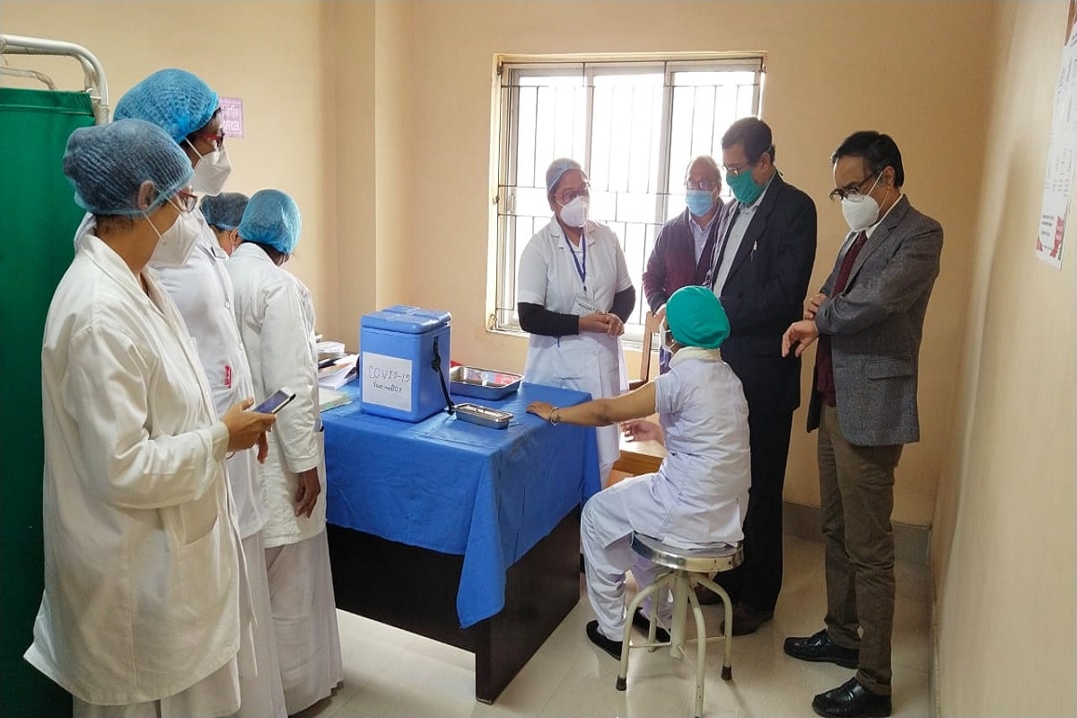 অ্যাসিস্ট্যান্ট সুপারের ভূমিকার প্রশংসা করলেন মালদহের জেলাশাসক রাজষী মিত্র থেকে মুখ্য স্বাস্থ্য আধিকারিক শৈবাল বন্দ্যোপাধ্যায়। ভ্যাকসিন নেওয়ার পর সকলকে করোনা যুদ্ধে আরো সংযমী ও সচেতন হওয়ার বার্তা অ্যাসিস্ট্যান্ট সুপারের। একইসঙ্গে দিলেন টিকা নিয়ে অযথা ভয় কাটানোর বার্তা। .যদিও প্রথম দিনে মালদহে করোনার টিকা করনের টার্গেট পূরণ হলো না। মালদহে করোনার টিকা নিলেন না বহু স্বাস্থ্যকর্মী। জেলার আটটি কেন্দ্রে টিকাকরণের হার ৫৫ শতাংশেরও কম। অ্যাসিস্ট্যান্ট সুপারের ভূমিকার প্রশংসা করলেন মালদহের জেলাশাসক রাজষী মিত্র থেকে মুখ্য স্বাস্থ্য আধিকারিক শৈবাল বন্দ্যোপাধ্যায়। ভ্যাকসিন নেওয়ার পর সকলকে করোনা যুদ্ধে আরো সংযমী ও সচেতন হওয়ার বার্তা অ্যাসিস্ট্যান্ট সুপারের। একইসঙ্গে দিলেন টিকা নিয়ে অযথা ভয় কাটানোর বার্তা। .যদিও প্রথম দিনে মালদহে করোনার টিকা করনের টার্গেট পূরণ হলো না। মালদহে করোনার টিকা নিলেন না বহু স্বাস্থ্যকর্মী। জেলার আটটি কেন্দ্রে টিকাকরণের হার ৫৫ শতাংশেরও কম।