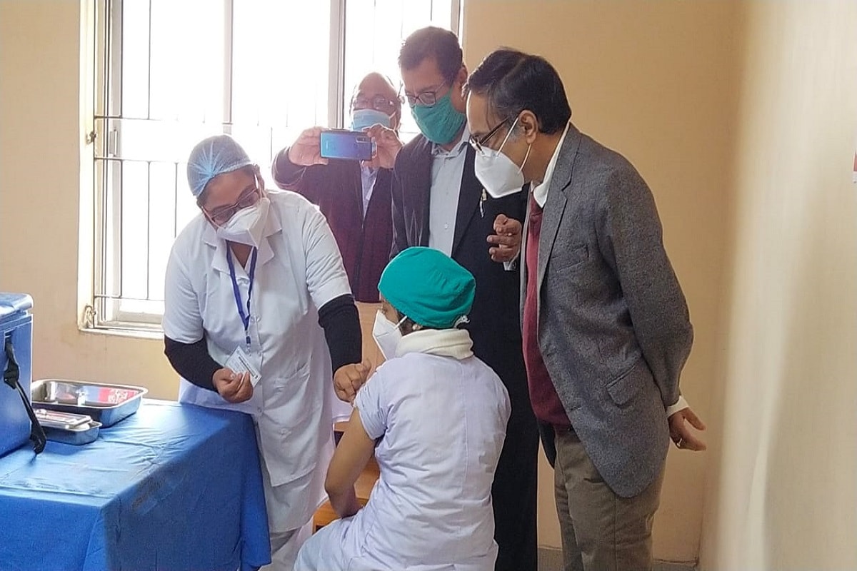 মালদহ মেডিক্যাল কলেজ হাসপাতালে এদিন প্রথম টিকা নিয়ে কর্মসূচীর সূচনা করেন হাসপাতালের কোভিড ওয়ার্ডের সিস্টার ইনচার্জ কৃষ্ণা মণ্ডল। তবে যাঁরা প্রথম দিন টিকা নিলেন তাঁদের অনেকের মধ্যেই আত্মবিশ্বাস ছিল চোখে পড়ার মতো। মালদা মেডিক্যাল কলেজ হাসপাতালে টিকা নেওয়ার পর ভিকট্রি সাইন দিয়ে উচ্ছাস প্রকাশ করেন করোনা যোদ্ধা নার্সরা। Input- Sebak DebSarma মালদহ মেডিক্যাল কলেজ হাসপাতালে এদিন প্রথম টিকা নিয়ে কর্মসূচীর সূচনা করেন হাসপাতালের কোভিড ওয়ার্ডের সিস্টার ইনচার্জ কৃষ্ণা মণ্ডল। তবে যাঁরা প্রথম দিন টিকা নিলেন তাঁদের অনেকের মধ্যেই আত্মবিশ্বাস ছিল চোখে পড়ার মতো। মালদা মেডিক্যাল কলেজ হাসপাতালে টিকা নেওয়ার পর ভিকট্রি সাইন দিয়ে উচ্ছাস প্রকাশ করেন করোনা যোদ্ধা নার্সরা। Input- Sebak DebSarma