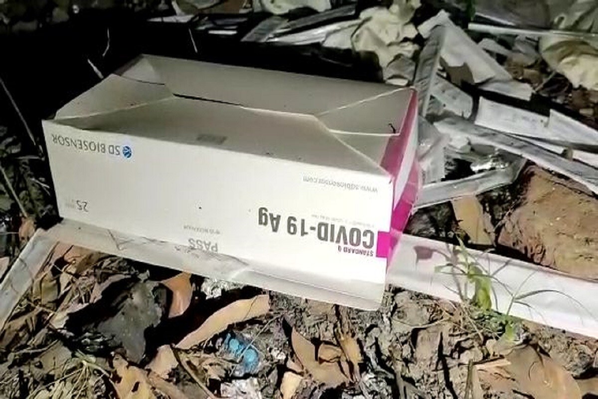 স্থানীয় বাসিন্দা সন্দীপন সরকার বলেন, করোনা ভাইরাস লালারসের সাথে খোলা জায়গায় দীর্ঘক্ষণ বাঁচতে পারে। সেখানে স্বাস্থ্যকেন্দ্র কর্তৃপক্ষ কিভাবে এমন কাজ করল তা ভেবে উঠতে পারছি না। অতিদ্রুত তা সরানোর ব্যবস্থা করা উচিত। প্রশাসনিক সূত্রে জানা গেছে, স্বাস্থ্য দপ্তরের নিয়ম অনুযায়ী কোভিড টেস্টের ব্যবহৃত কিটগুলি ব্লক বা প্রাথমিক স্বাস্থ্য কেন্দ্র থেকে সরিয়ে নিয়ে যাওয়ার কথা জেলা স্বাস্থ্য দপ্তরের। না নিয়ে যাওয়া পর্যন্ত তা স্বাস্থ্যকেন্দ্রের ভেতরেই কোনও বদ্ধ জায়গায় সোডিয়াম হাইপোক্লোরাইড বা ব্লিচিং দিয়ে রেখে দেওয়ার কথা। নচেৎ তা থেকে সংক্রমণ ছড়ানোর আশংকা থেকেই যায়। স্থানীয় বাসিন্দা সন্দীপন সরকার বলেন, করোনা ভাইরাস লালারসের সাথে খোলা জায়গায় দীর্ঘক্ষণ বাঁচতে পারে। সেখানে স্বাস্থ্যকেন্দ্র কর্তৃপক্ষ কিভাবে এমন কাজ করল তা ভেবে উঠতে পারছি না। অতিদ্রুত তা সরানোর ব্যবস্থা করা উচিত। প্রশাসনিক সূত্রে জানা গেছে, স্বাস্থ্য দপ্তরের নিয়ম অনুযায়ী কোভিড টেস্টের ব্যবহৃত কিটগুলি ব্লক বা প্রাথমিক স্বাস্থ্য কেন্দ্র থেকে সরিয়ে নিয়ে যাওয়ার কথা জেলা স্বাস্থ্য দপ্তরের। না নিয়ে যাওয়া পর্যন্ত তা স্বাস্থ্যকেন্দ্রের ভেতরেই কোনও বদ্ধ জায়গায় সোডিয়াম হাইপোক্লোরাইড বা ব্লিচিং দিয়ে রেখে দেওয়ার কথা। নচেৎ তা থেকে সংক্রমণ ছড়ানোর আশংকা থেকেই যায়।