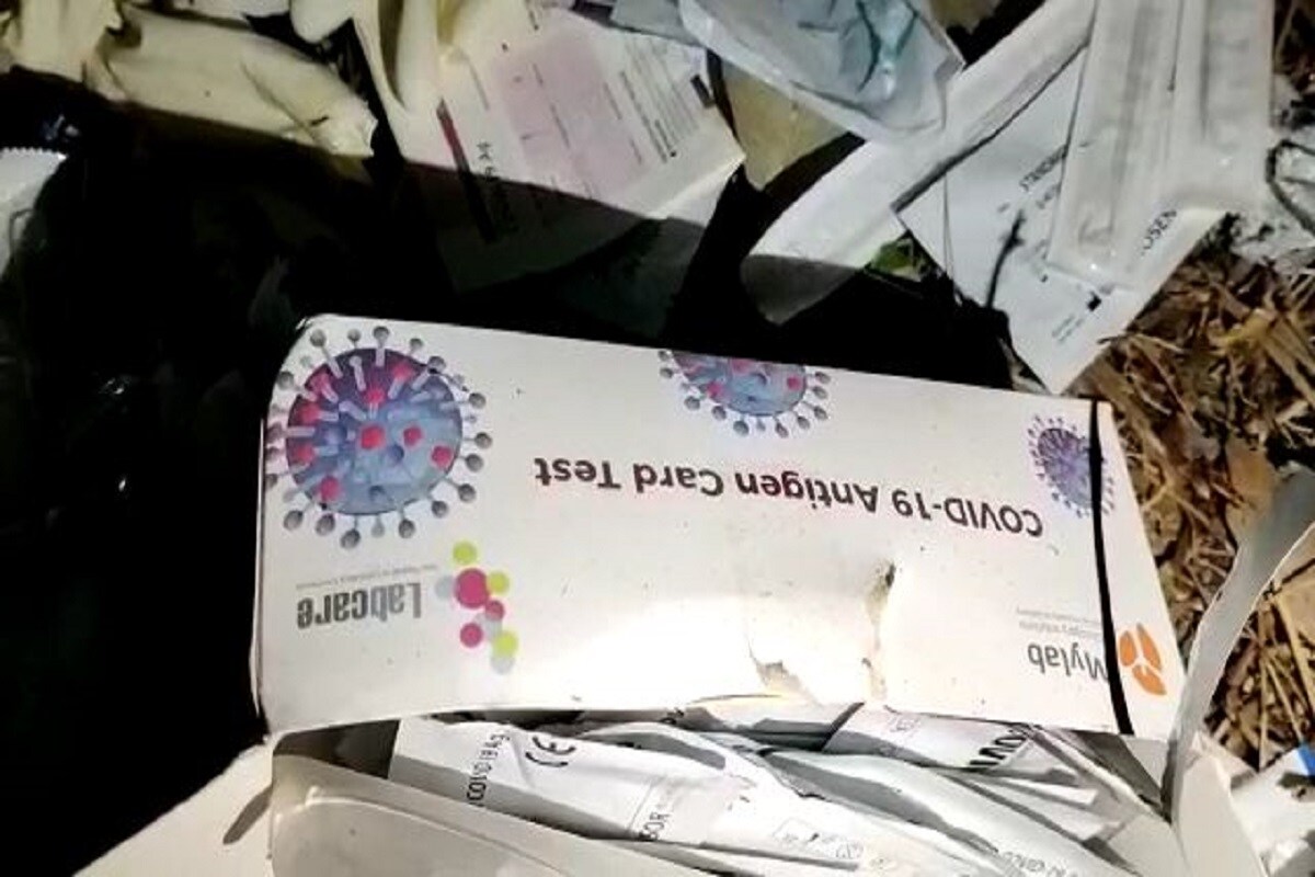 পার্শ্ববর্তী এলাকার বাসিন্দা ভুবনেশ্বর সরকার , কামেশ্বর রানা বলেন,এই কিটগুলি যাতে অতিসত্বর নষ্ট করে দেওয়া হয় ও ভবিষ্যতে এইরকম ঘটনার পুনরাবৃত্তি না হয় তার জন্য প্রশাসনের খেয়াল রাখা প্রয়োজন।বহু প্রতীক্ষার পর অবশেষে এসেছে করোনার ভ্যাকসিন। শনিবার থেকে দেশজুড়ে সেই ভ্যাকসিন দেওয়ার কাজ শুরু হয়েছে। যখন দেশ করোনা থেকে মুক্তির পথ খুঁজতে ব্যস্ত, ঠিক তখন এই ধরনের অসতর্কতা দেখে অবাক এলাকার সচেতন বাসিন্দারা। Input- Saradindu Ghosh পার্শ্ববর্তী এলাকার বাসিন্দা ভুবনেশ্বর সরকার , কামেশ্বর রানা বলেন,এই কিটগুলি যাতে অতিসত্বর নষ্ট করে দেওয়া হয় ও ভবিষ্যতে এইরকম ঘটনার পুনরাবৃত্তি না হয় তার জন্য প্রশাসনের খেয়াল রাখা প্রয়োজন।বহু প্রতীক্ষার পর অবশেষে এসেছে করোনার ভ্যাকসিন। শনিবার থেকে দেশজুড়ে সেই ভ্যাকসিন দেওয়ার কাজ শুরু হয়েছে। যখন দেশ করোনা থেকে মুক্তির পথ খুঁজতে ব্যস্ত, ঠিক তখন এই ধরনের অসতর্কতা দেখে অবাক এলাকার সচেতন বাসিন্দারা। Input- Saradindu Ghosh