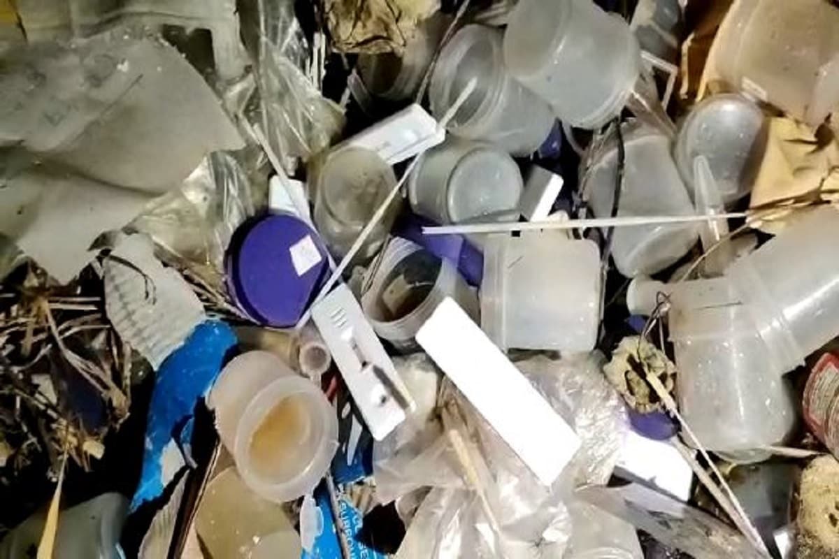 জেলার মুখ্য স্বাস্থ্য আধিকারিক প্রণব কুমার রায় বলেন, এমনটা আমার জানা নেই। বিষয়টি খোঁজ নিয়ে দেখছি। স্বাস্থ্যকেন্দ্র ব্যবহৃত কিট কিভাবে বাইরে এল তা নিয়ে প্রশ্ন উঠছে। তবে ওই স্বাস্থ্যকেন্দ্র কর্তৃপক্ষের তরফে কারও প্রতিক্রিয়া মেলেনি। ব্লক ও জেলা স্বাস্থ্য দপ্তর কেন সময়ে সেসব সরানোর ব্যাপারে নজর দেয়নি সেই প্রশ্ন তুলছেন বাসিন্দারা। জেলার মুখ্য স্বাস্থ্য আধিকারিক প্রণব কুমার রায় বলেন, এমনটা আমার জানা নেই। বিষয়টি খোঁজ নিয়ে দেখছি। স্বাস্থ্যকেন্দ্র ব্যবহৃত কিট কিভাবে বাইরে এল তা নিয়ে প্রশ্ন উঠছে। তবে ওই স্বাস্থ্যকেন্দ্র কর্তৃপক্ষের তরফে কারও প্রতিক্রিয়া মেলেনি। ব্লক ও জেলা স্বাস্থ্য দপ্তর কেন সময়ে সেসব সরানোর ব্যাপারে নজর দেয়নি সেই প্রশ্ন তুলছেন বাসিন্দারা।