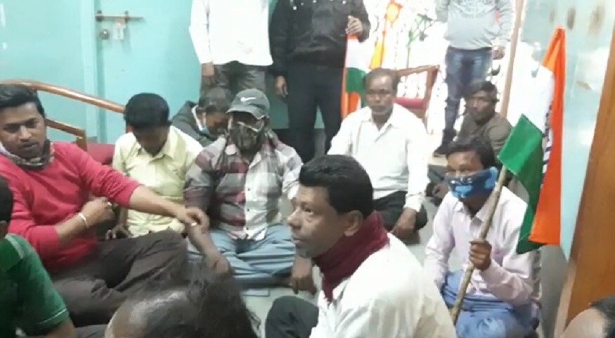 কংগ্রেসের শ্রমিক সংগঠন ইনটাক নেতা সৌমেন দাস রায় জানান, দাবী আদায়ে স্মারকলিপির ফাইল জমা পড়ে রয়েছে। দিচ্ছি, দেবো করে কাটিয়ে আসছে পুরসভা। শ্রমিকেরাও অধৈর্য্য হয়ে পড়ছে। তাই আজ অবস্থান, বিক্ষোভ। এরপরও বকেয়া আদায় না হলে ২৫ জানুয়ারি পুরসভার গেটে তালা পড়বে। বন্ধ করে দেওয়া হবে পুর এলাকায় জঞ্জাল সাফাই অভিযান। কংগ্রেসের শ্রমিক সংগঠন ইনটাক নেতা সৌমেন দাস রায় জানান, দাবী আদায়ে স্মারকলিপির ফাইল জমা পড়ে রয়েছে। দিচ্ছি, দেবো করে কাটিয়ে আসছে পুরসভা। শ্রমিকেরাও অধৈর্য্য হয়ে পড়ছে। তাই আজ অবস্থান, বিক্ষোভ। এরপরও বকেয়া আদায় না হলে ২৫ জানুয়ারি পুরসভার গেটে তালা পড়বে। বন্ধ করে দেওয়া হবে পুর এলাকায় জঞ্জাল সাফাই অভিযান।